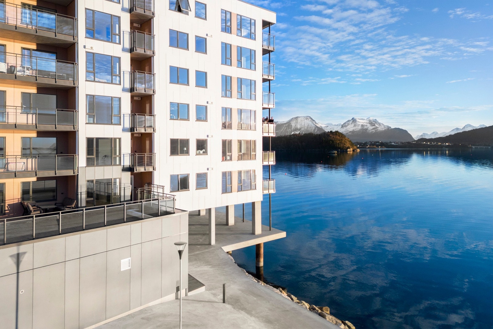 Fasade. Prosjektet byr på flere flotte uteområder, med promenade på sydsiden. Galleribilde