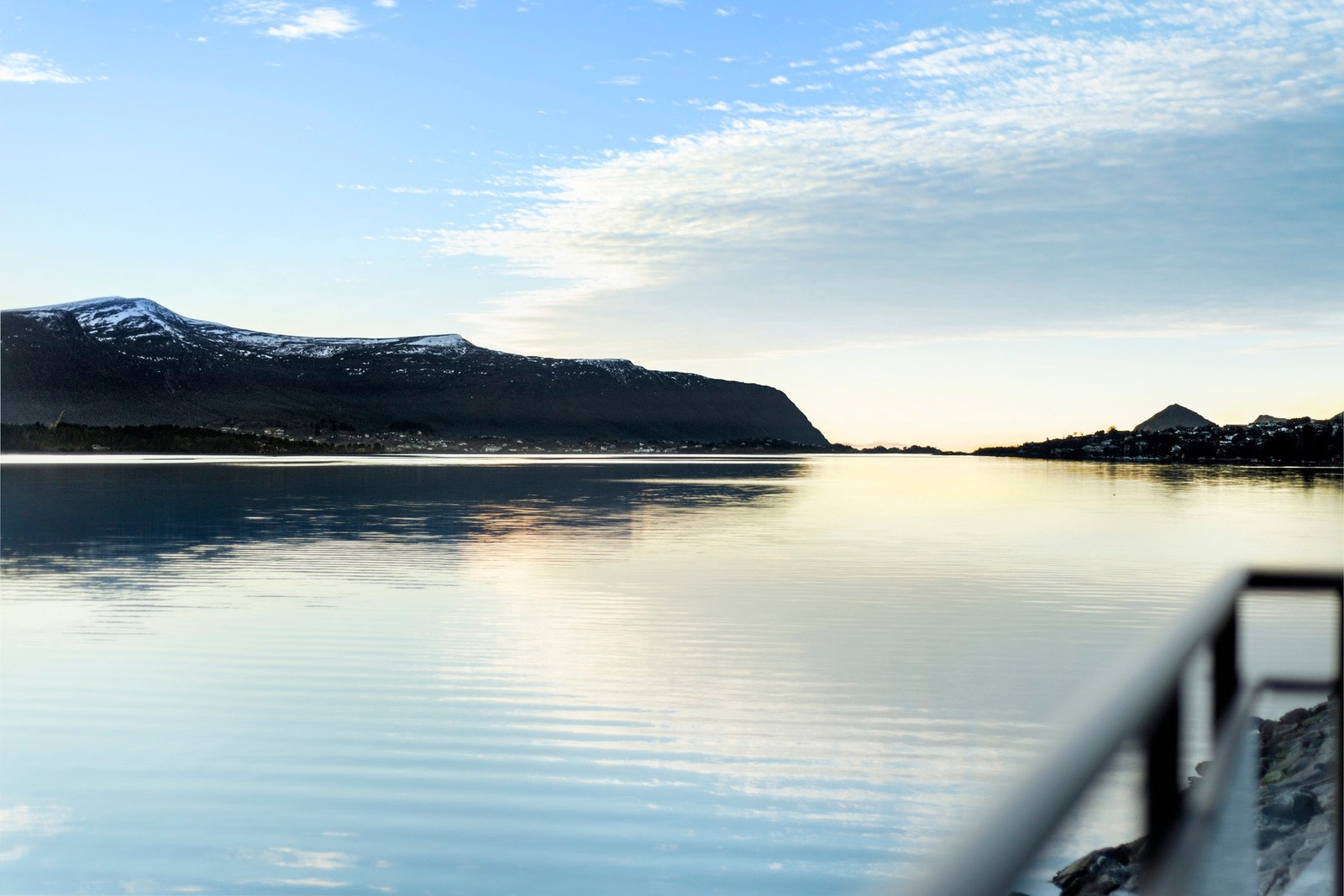 Utsikt mot Borgundfjorden og Breisundet. Galleribilde