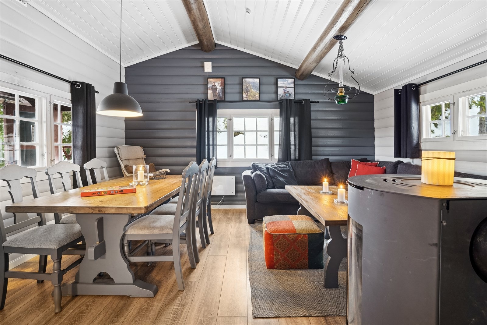 Det er god plass til en deilig sofakrok og spisebord Galleribilde