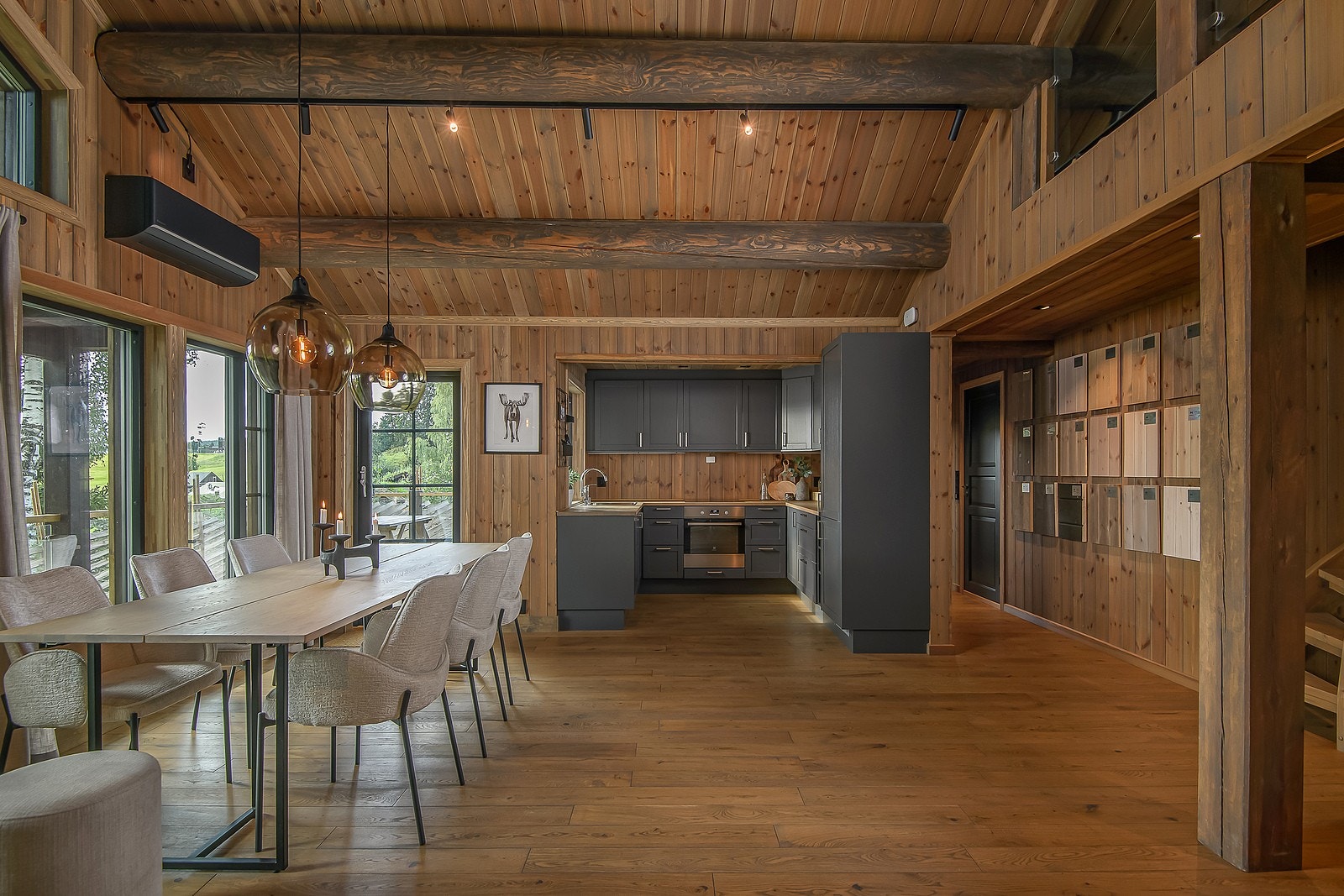 Heltre eikegulv fra Moelven i fargen Kongle. Bilde fra vår visningshytte på Norsk Hyttesenter, Hellerudsletta Galleribilde