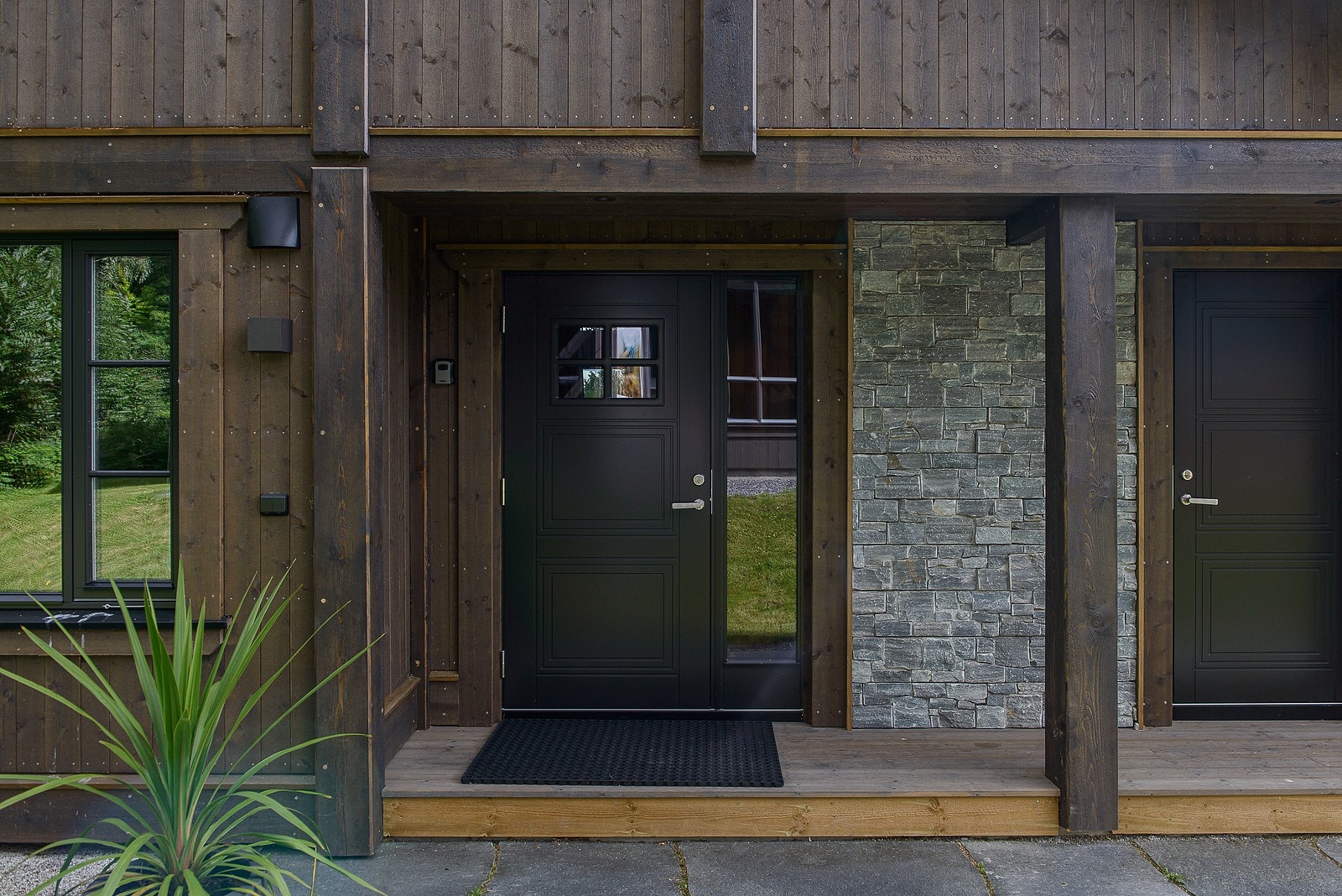 Innbydende inngangsparti. Her fra vår visningshytte på Hellerudsletta, Norsk Hyttesenter Galleribilde