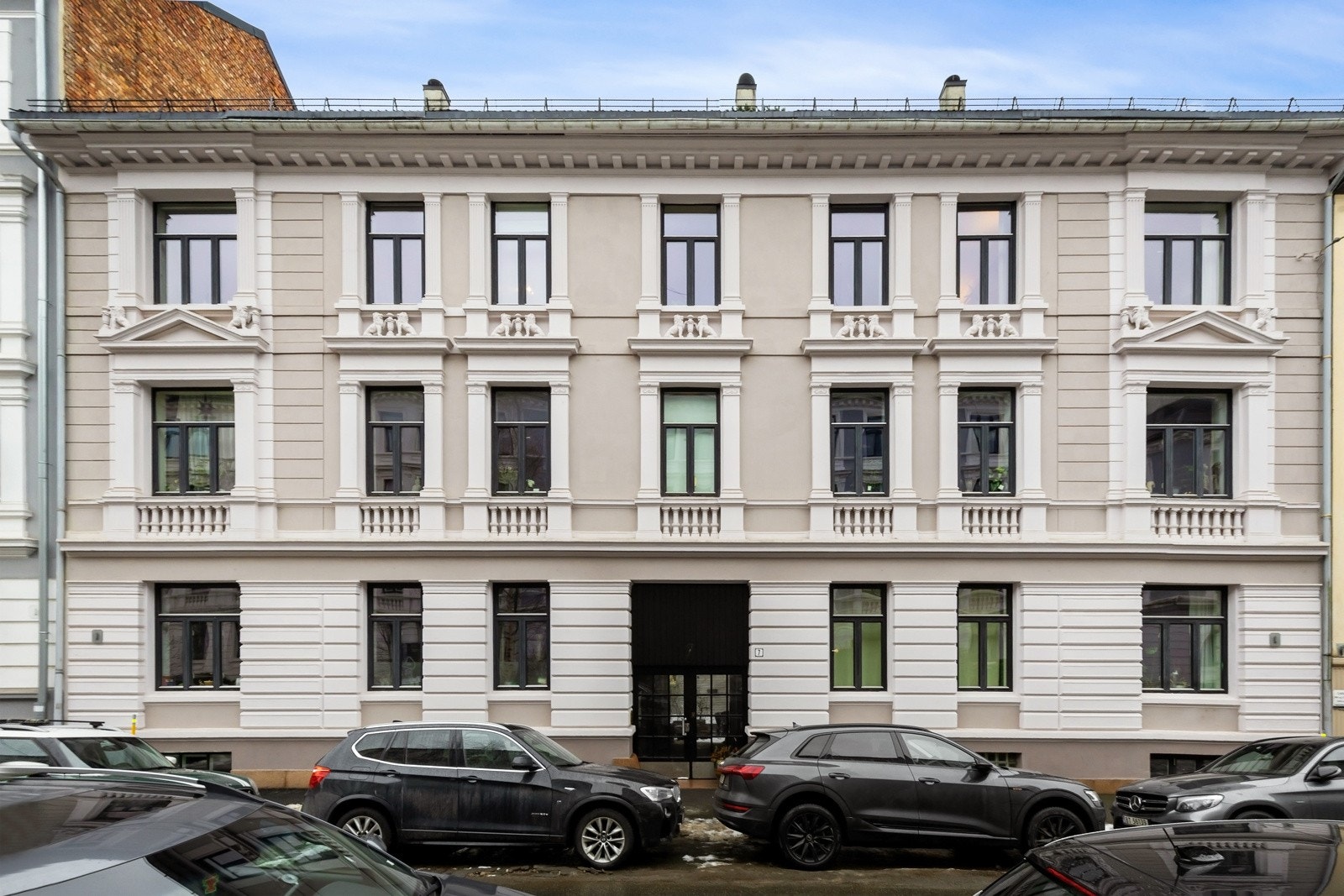 Vakker bygård fra 1906 som ligger sentralt, men godt tilbaketrukket fra Frognerveien. Galleribilde