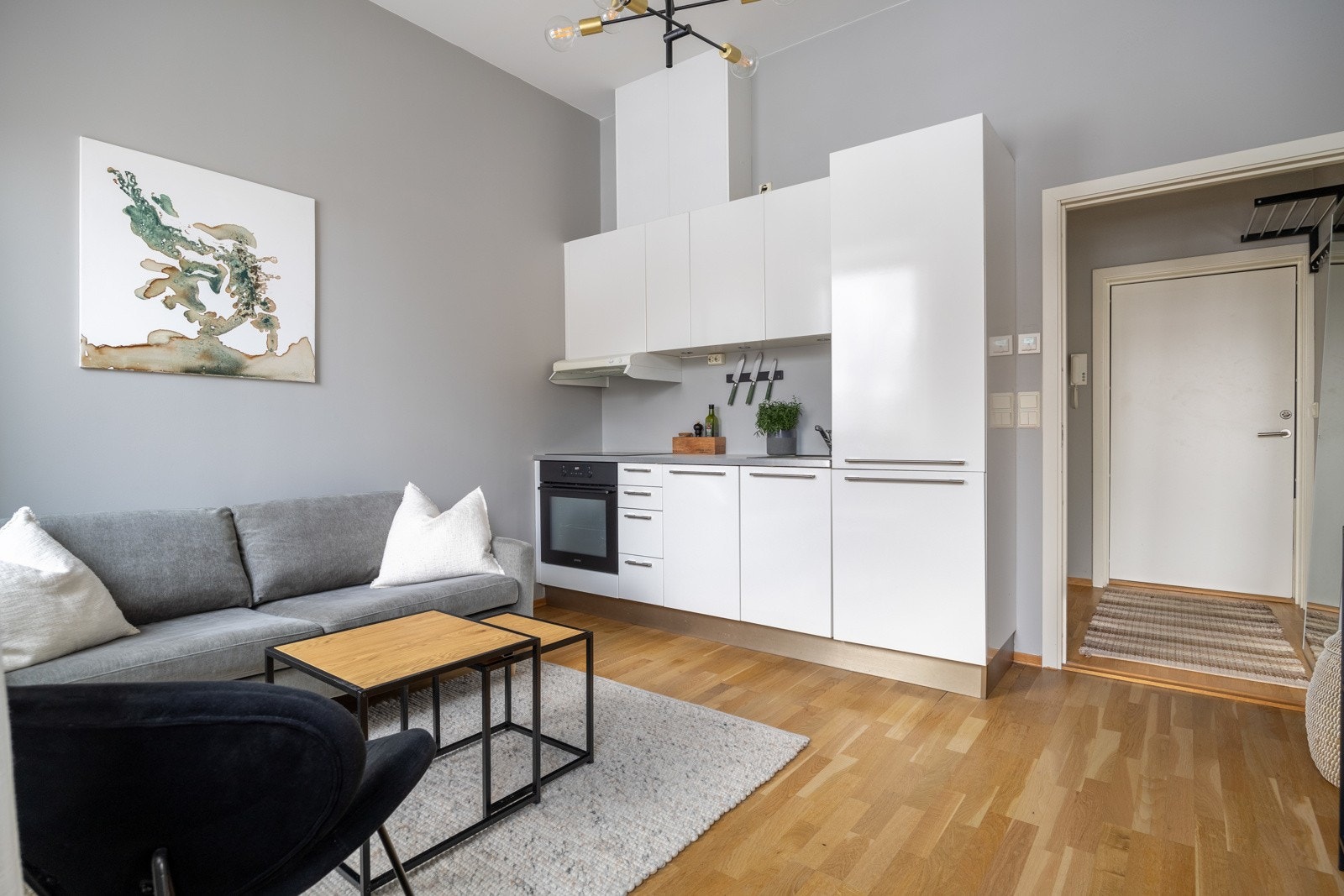 Praktisk planløsning med åpen kjøkkenløsning vendt mot stue. Galleribilde