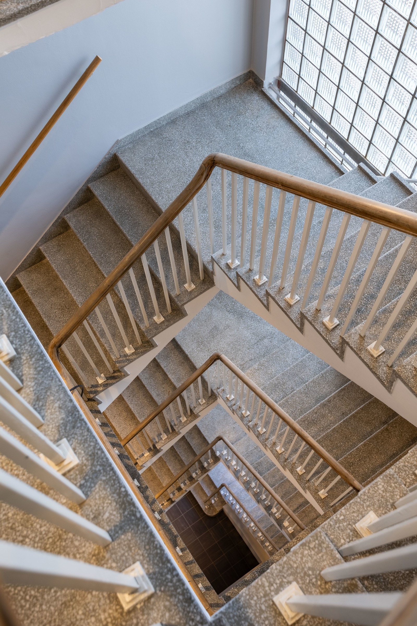 Adkomst til leiligheten via felles trappegang med heis. Galleribilde