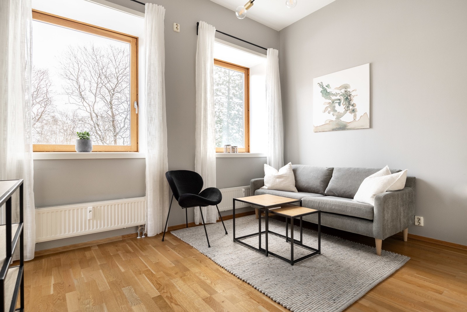 Leiligheten har store vindusflater som slipper inn mye naturlig lys. Galleribilde