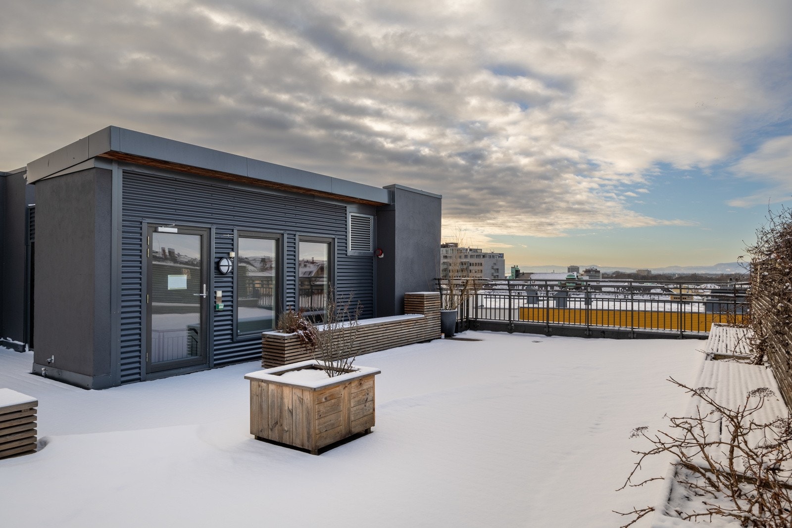 Veldrevet borettslag med stor felles takterrasse med flott utsikt. Galleribilde