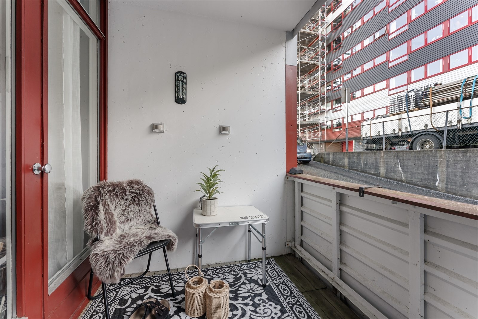 - Videre fra soverommet har du tilkomst til den sørvestvendte balkongen på 4m² - Galleribilde