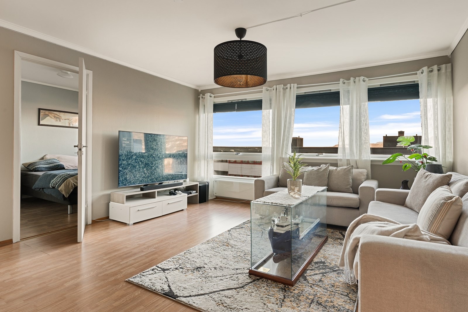 - Leiligheten har et BRA-i på 106m² og inneholder entré, hall, mellomgang, stue, kjøkken, fire soverom, bad, toalettrom og innvendig bod - Galleribilde