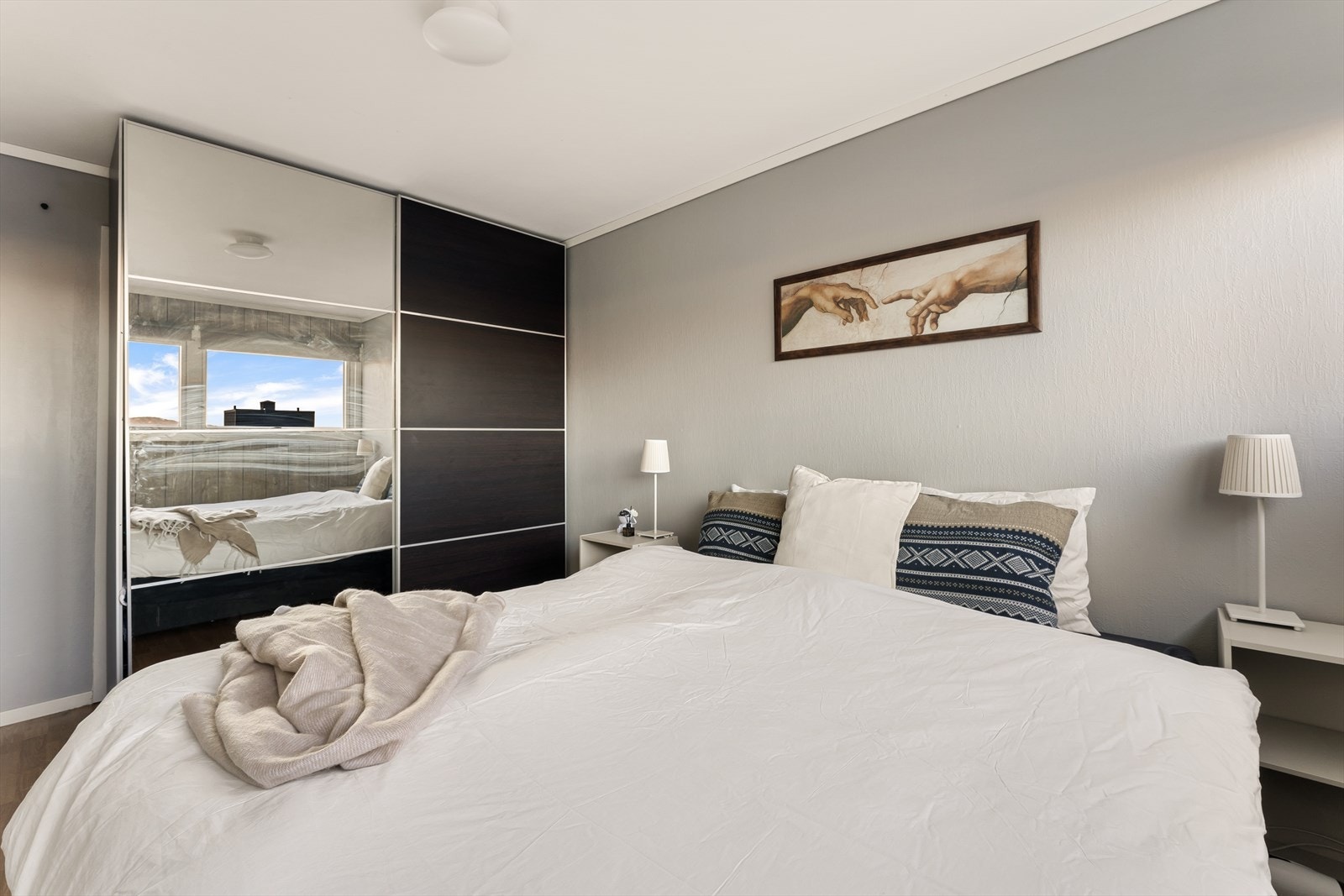 - Med god plass til seng i ønsket størrelse og en romslig garderobeløsning - Galleribilde