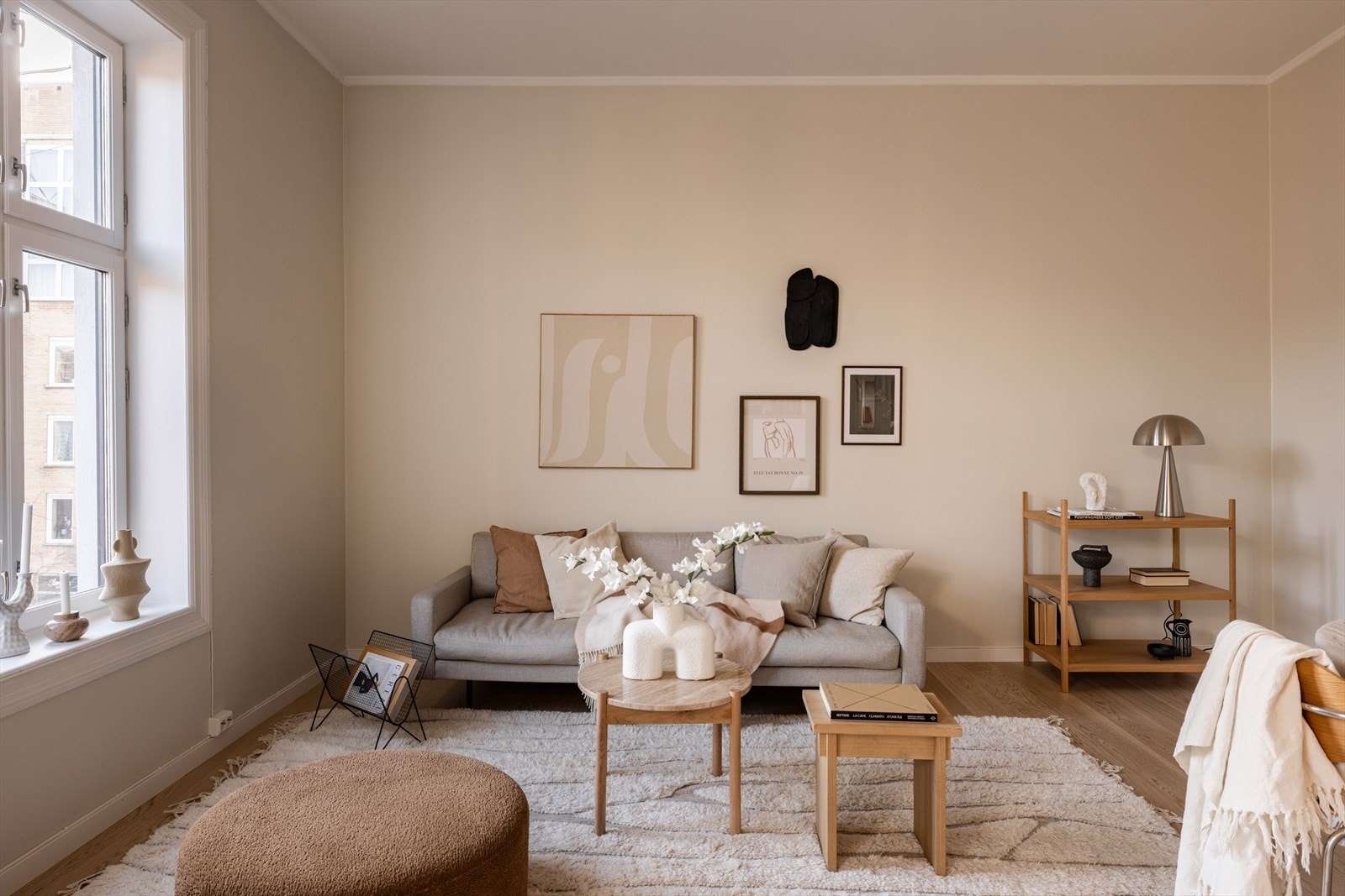 Her har man god plass til stor sofagruppe og spisebord. Galleribilde