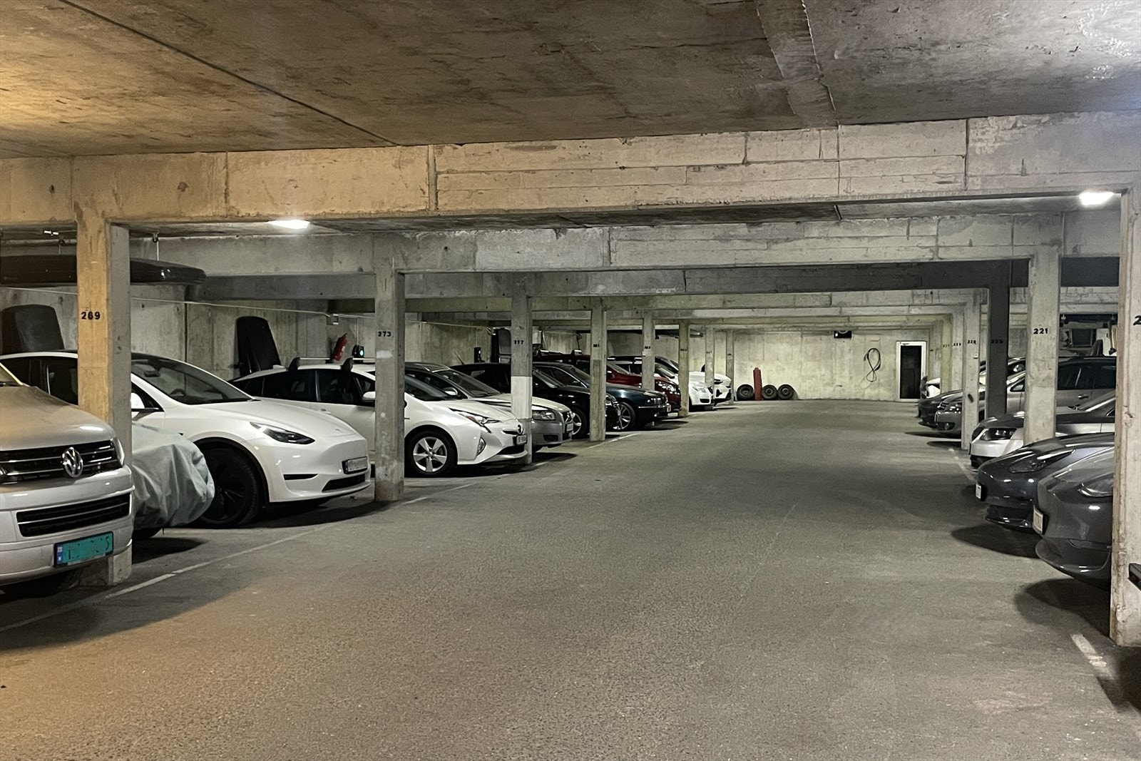 Fast oppstillingsplass i felles garasjeanlegg med muligheter for etablering av elbil-lader i tillegg til parkering på egen tomt med el-billader Galleribilde