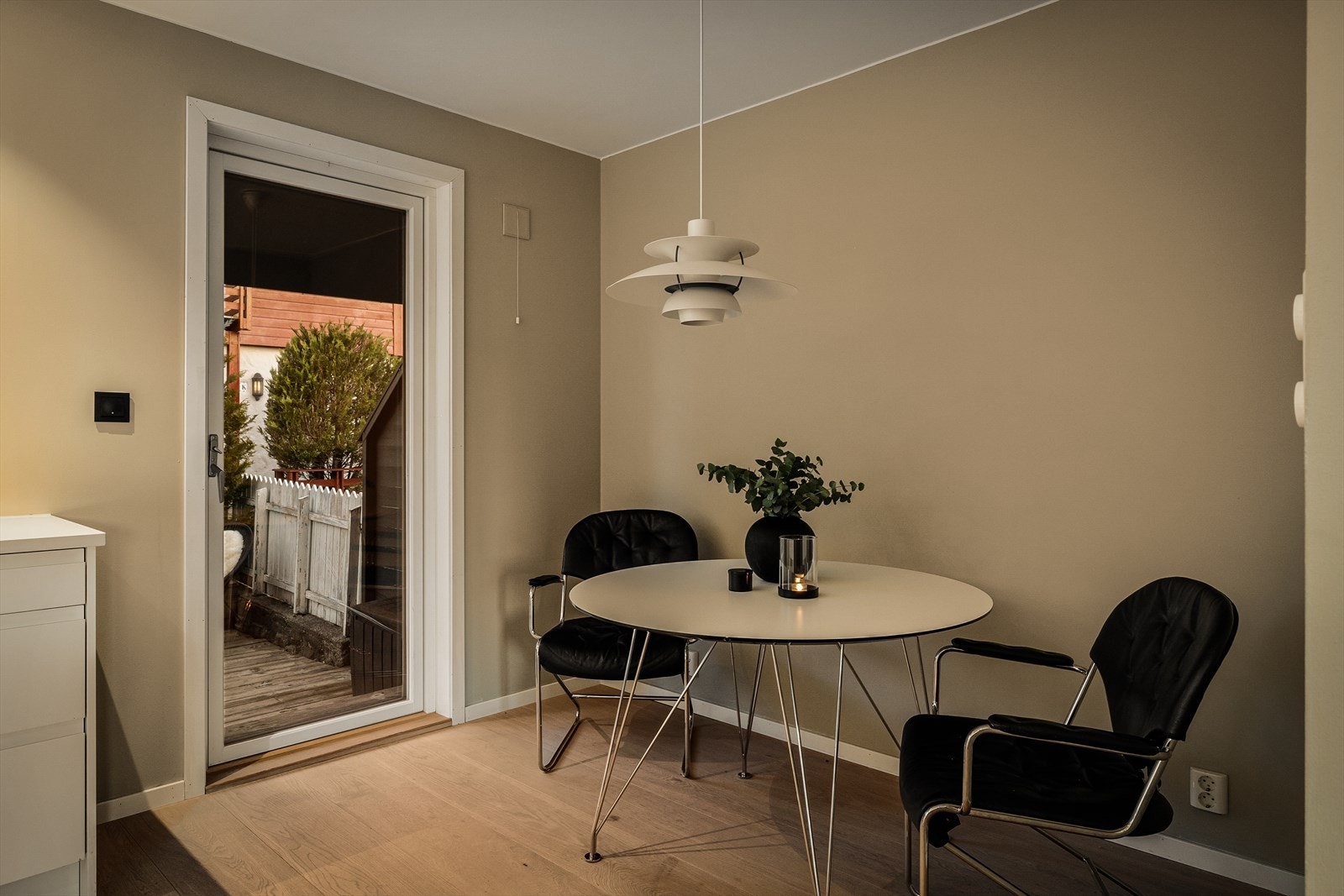 Fra kjøkken er det utgang til terrassen Galleribilde