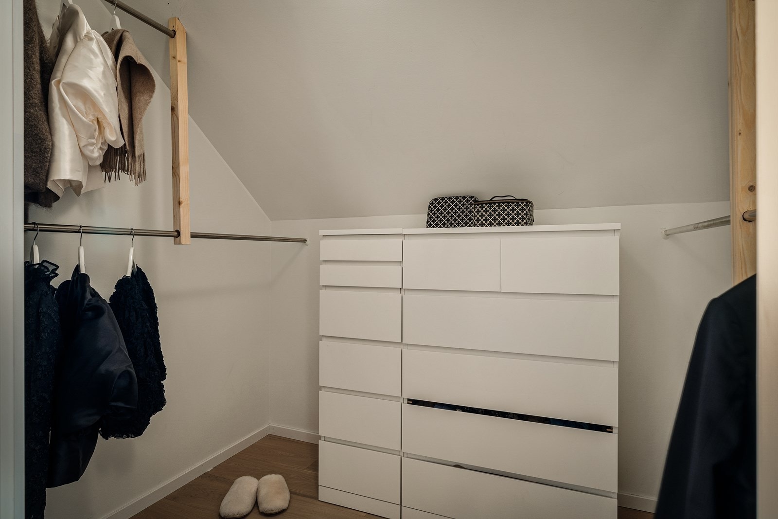En egen garderobe mellom hovedsoverom og bad gjør det praktisk og fint Galleribilde