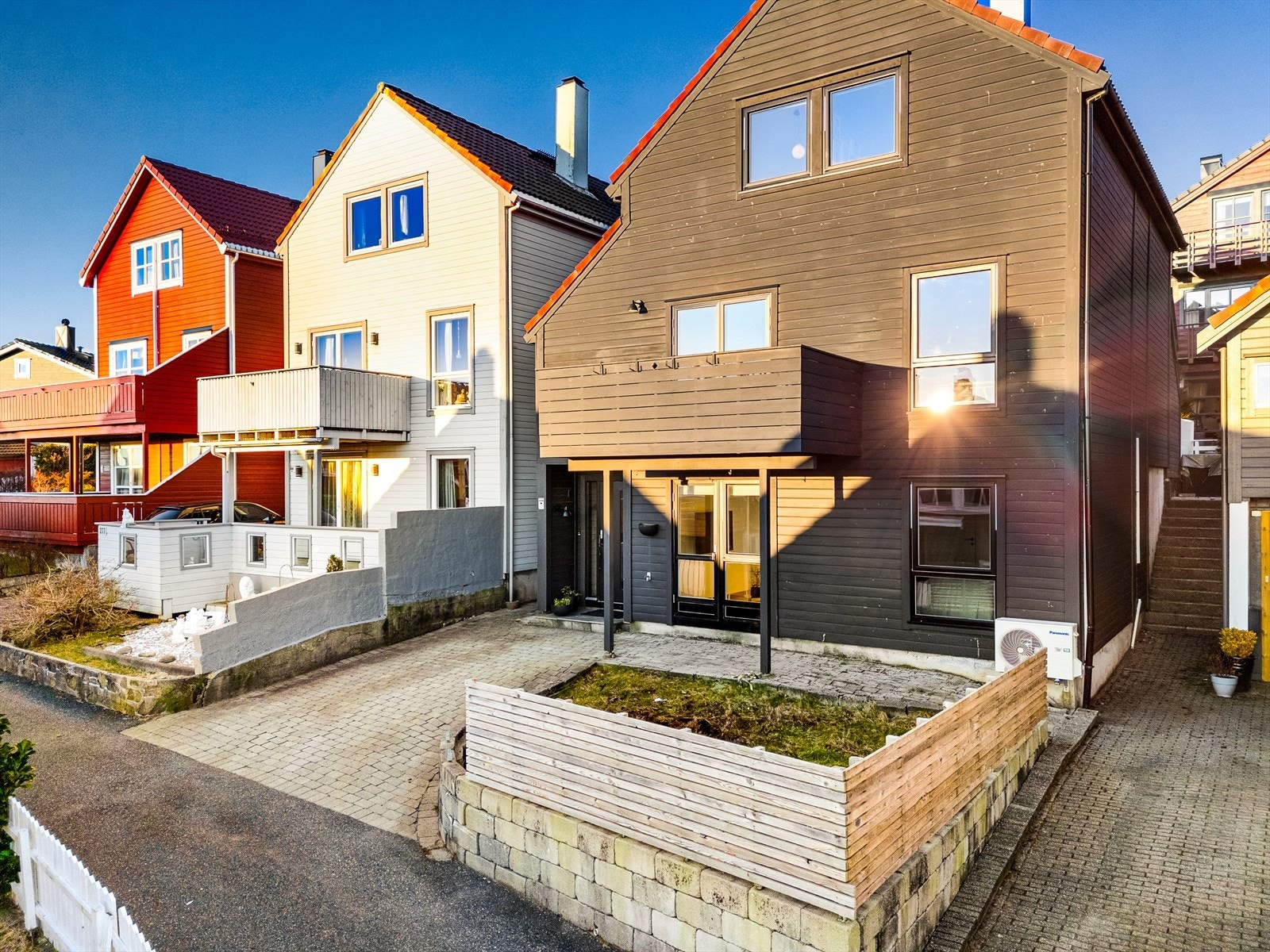 Her bor man skjermet og tilbaketrukket i et hyggelig boligtun uten gjennomgangstrafikk Galleribilde