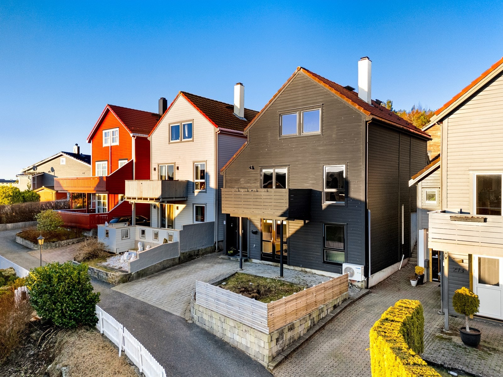 Boligen ble totalrenovert i 2018 og fremstår i dag som en moderne og svært innholdsrik bolig med høy standard Galleribilde