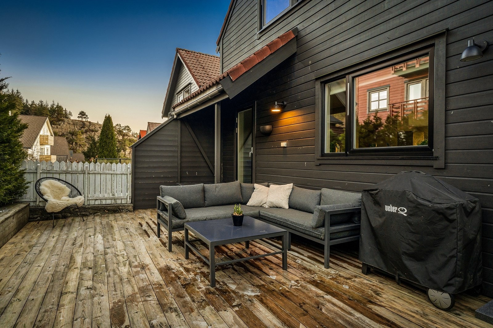 Terrassen på baksiden av eiendommen er på ca 40 m², og har et lite takutstikk over døren. Dør til utvendig bod er også fra terrassen Galleribilde