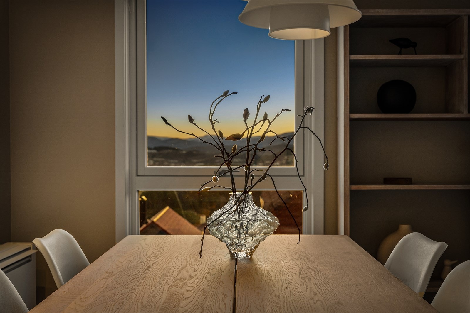 Store vindusflater gir godt med naturlig lysinnslipp i rommet og utsikt fra stuen Galleribilde