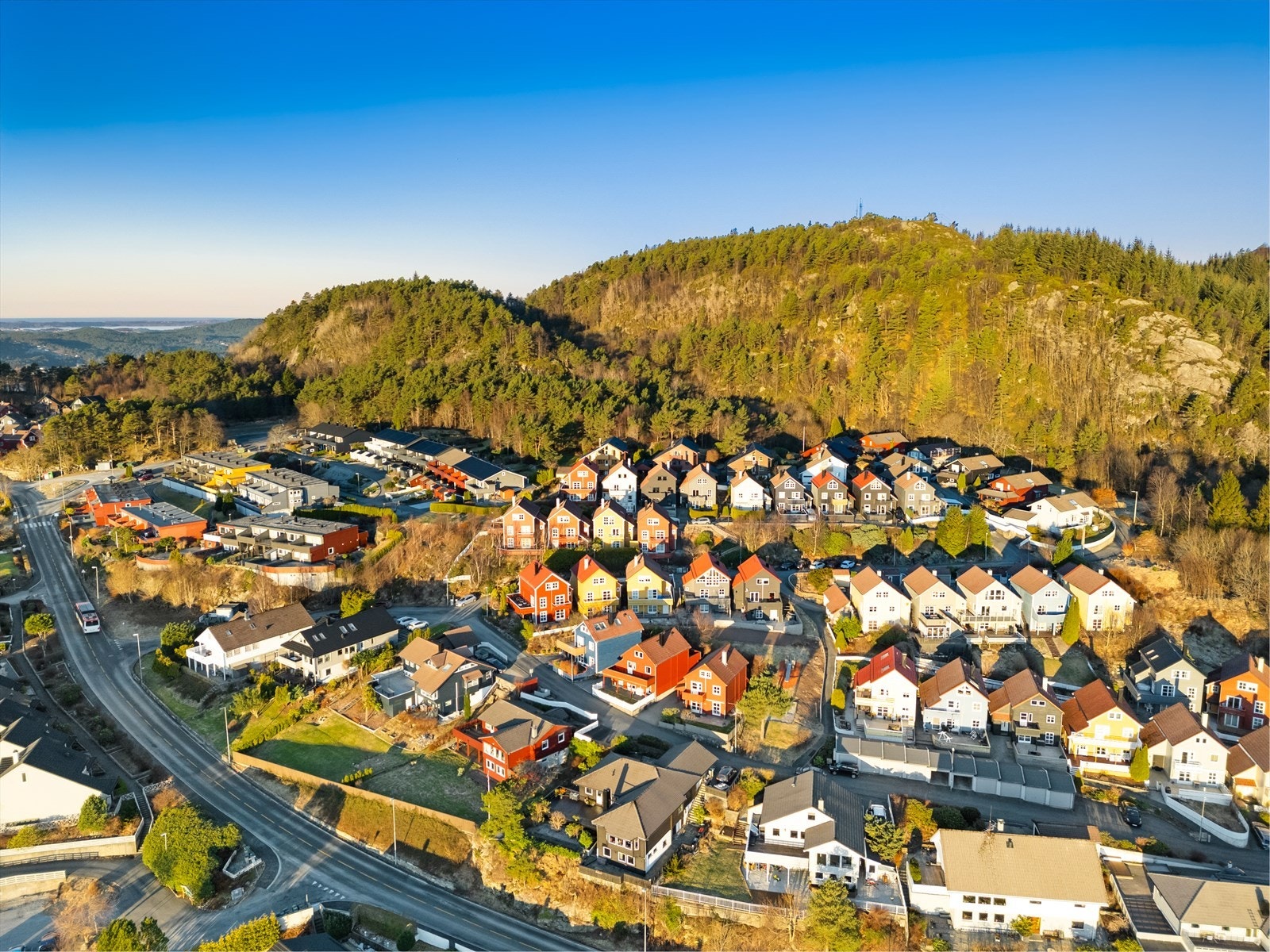 En lekkert innredet enebolig over tre plan som ligger flott plassert øverst på Skinstø i Åsane som et av "Bryggehusene" Galleribilde