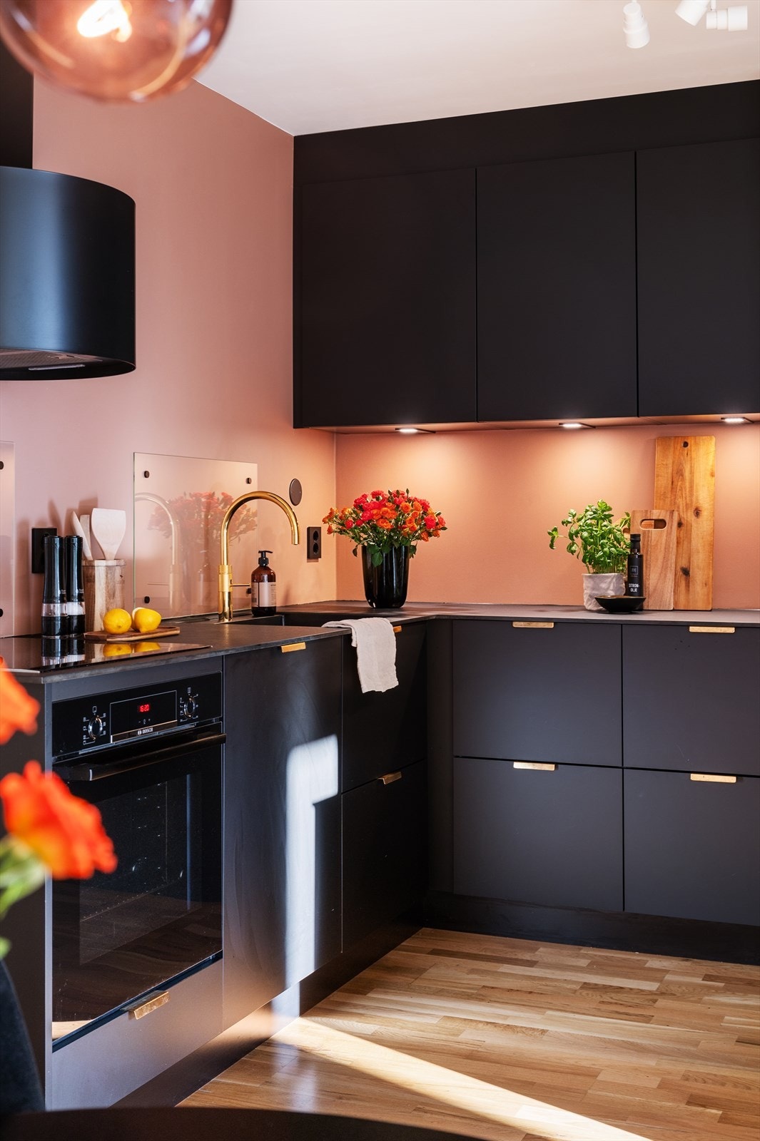 Lys under overskap gir et godt arbeidsområde. Galleribilde