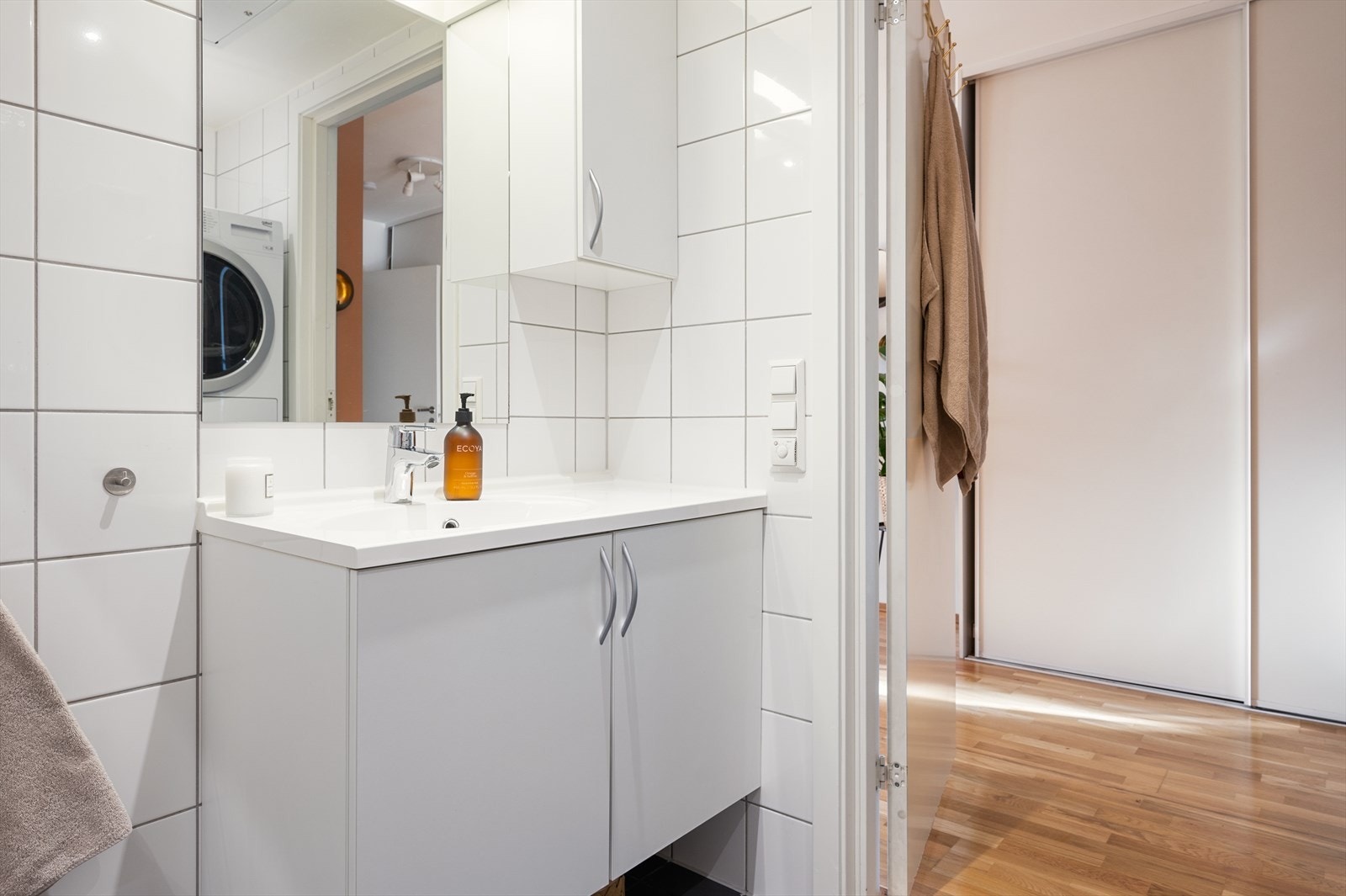 Rommet er utstyrt med downlights i tak og elektrisk avtrekksvifte. Galleribilde