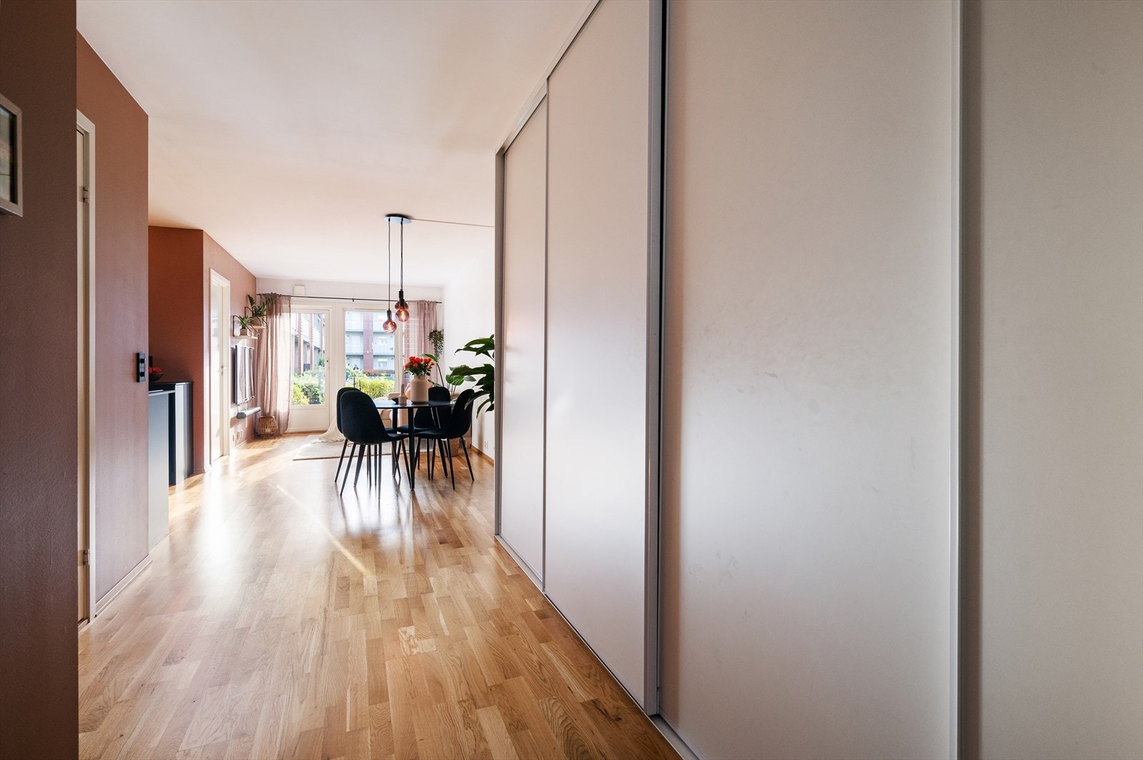 I gangen er det rikelig med lagringsplass, inkludert en romslig 4 meter lang skyvedørsgarderobe som gir god plass til yttertøy og sko. Galleribilde