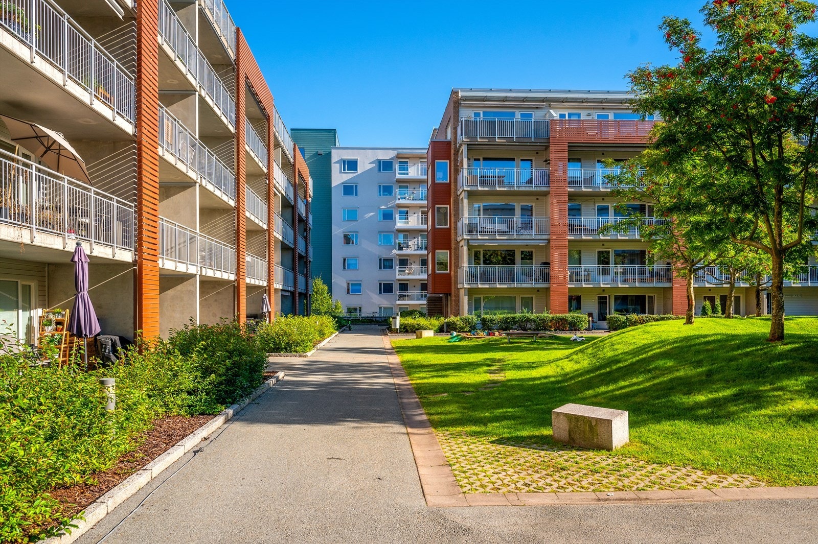 Flotte uteområder m/plenarealer, lekeplass og sittegrupper. Galleribilde