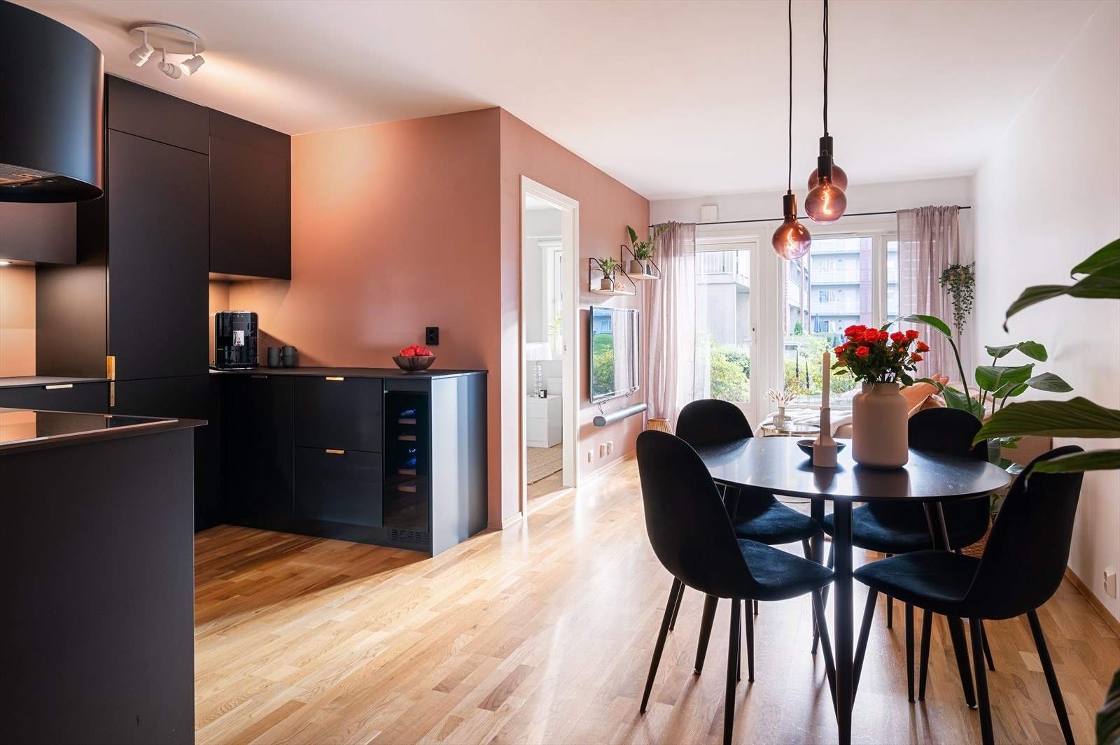 Dette er en moderne 3-roms leilighet med garasjeplass med EL, gode lysforhold og solrik markterrasse. Galleribilde