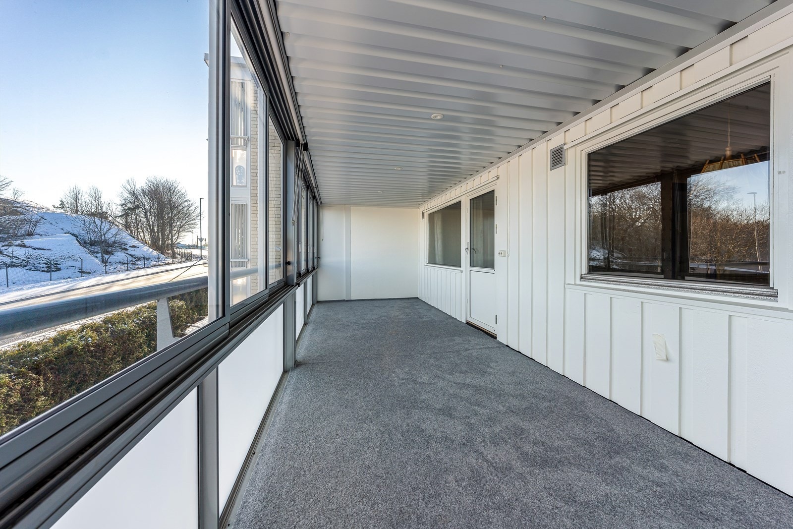 Balkong er innglasset og oppgradert i nyere tid. Her kan man nyte et godt måltid, en god bok eller bare sitte å slappe av. Galleribilde