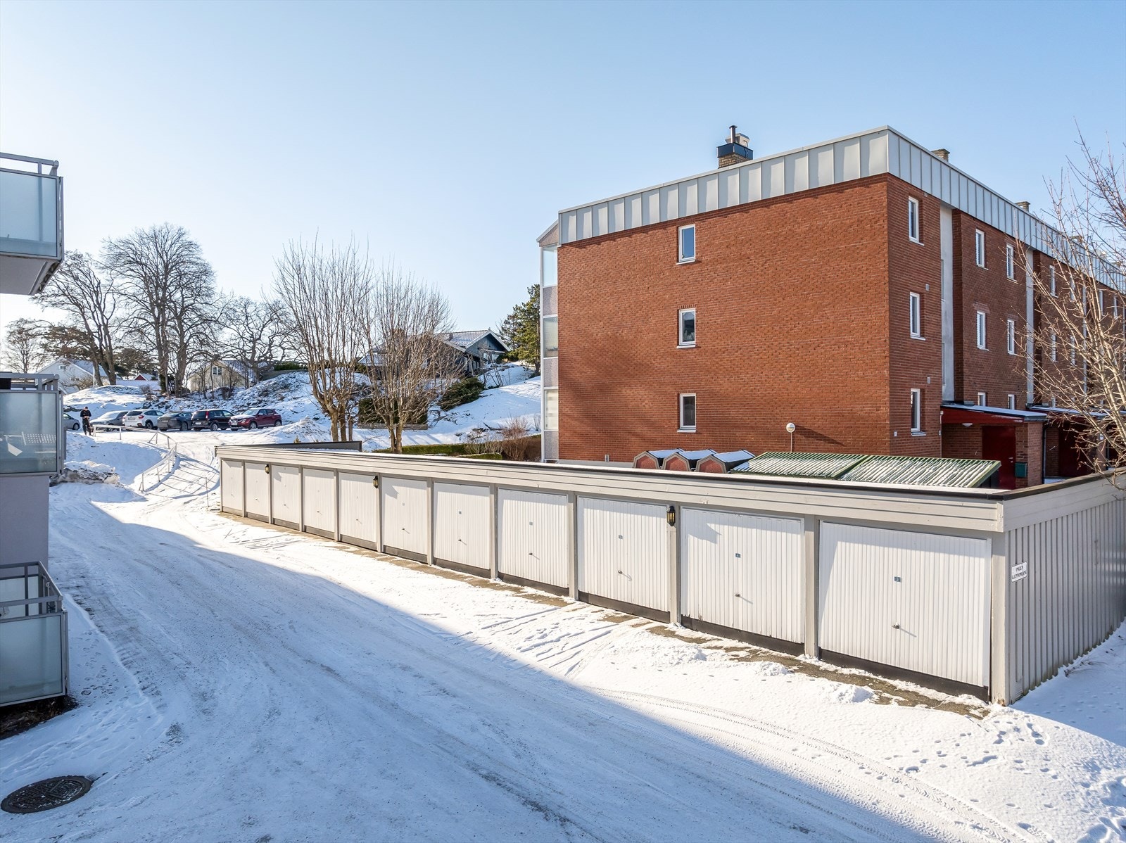 Til garasjen er det automatisk portåpner som er montert i nyere tid. Galleribilde