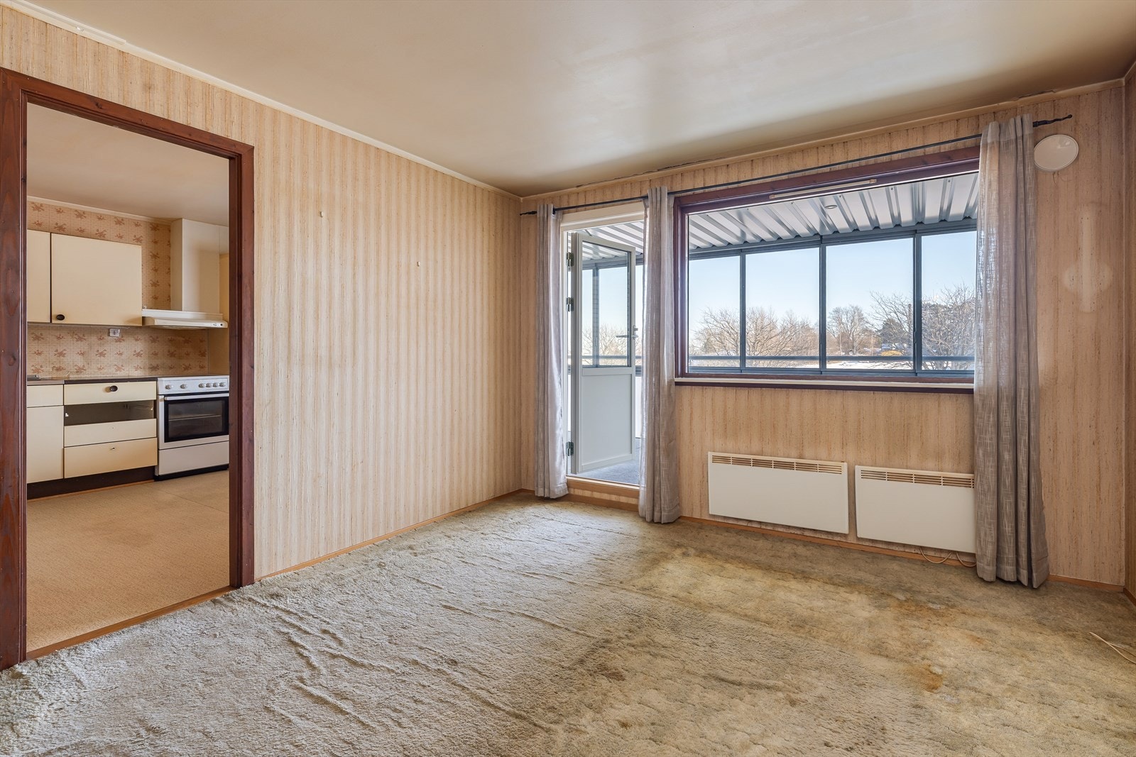 Fra stuen har man adkomst ut til terrasse og inn til kjøkken. Galleribilde