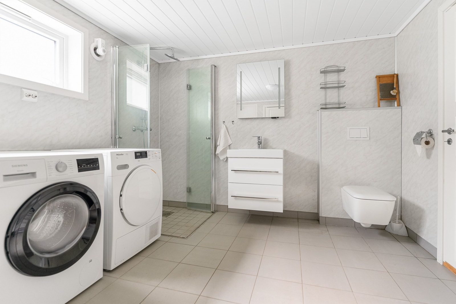 Bad /vaskerom i underetasjen med vegghengt toalett. Galleribilde