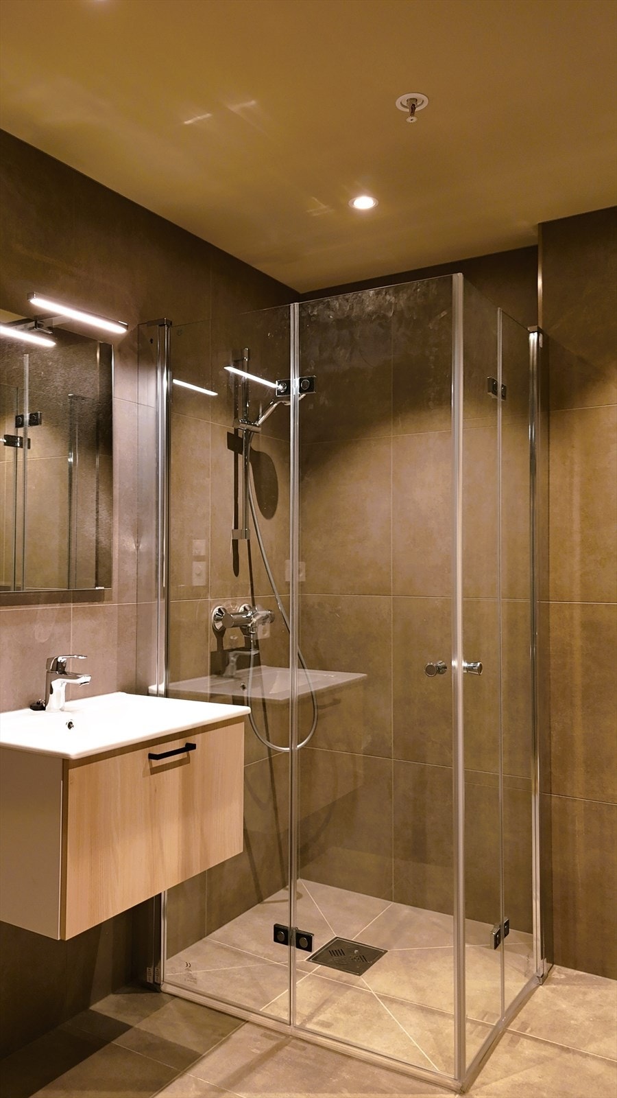 Hovedbad med opplegg for vaskemaskin og tørketrommel. Galleribilde