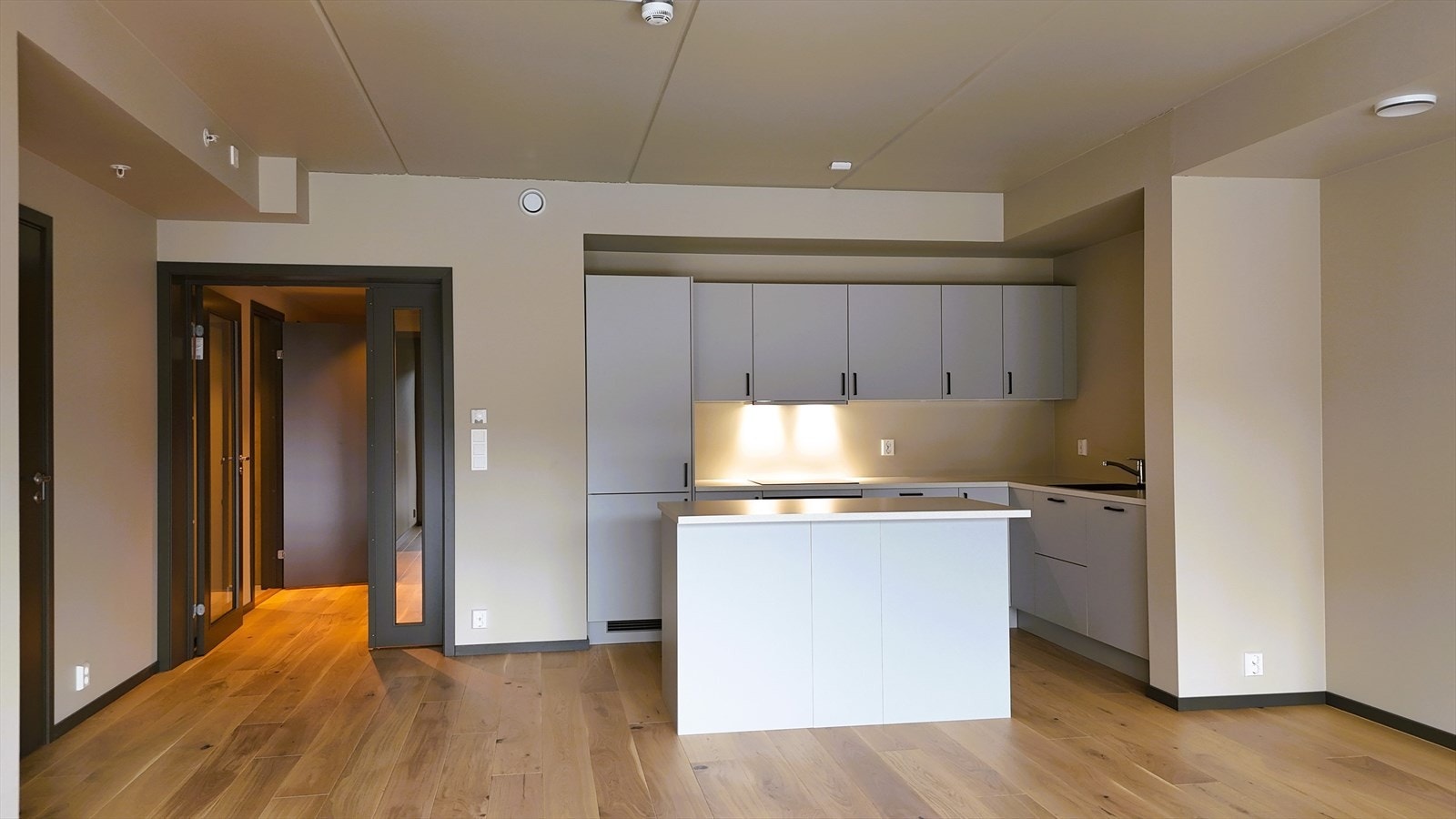 Stue og kjøkken i lyse og delikate farger Galleribilde