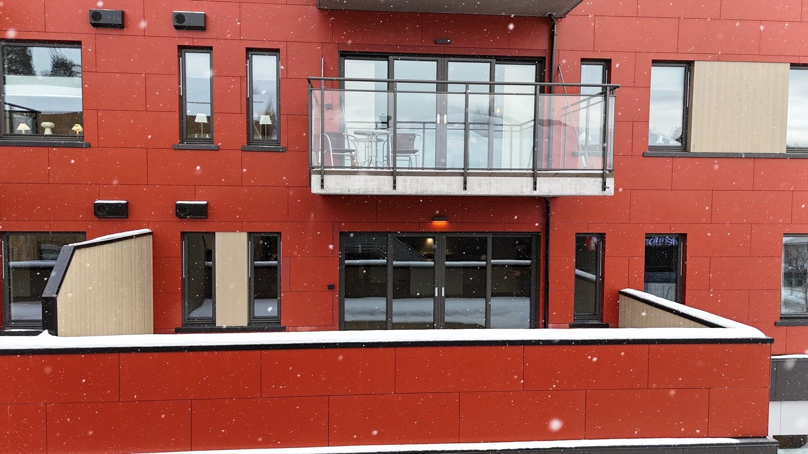 Stor terrasse med levegg mot naboen Galleribilde