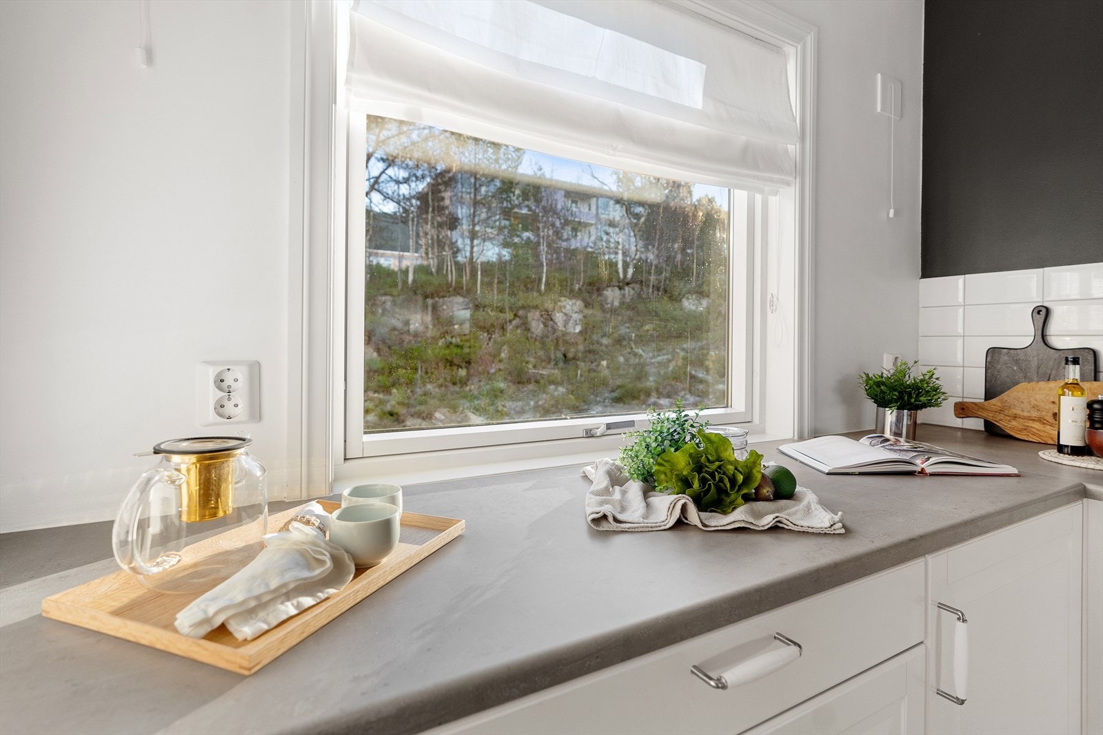 Rikelig med skap-, skuffe- og benkeplass Galleribilde