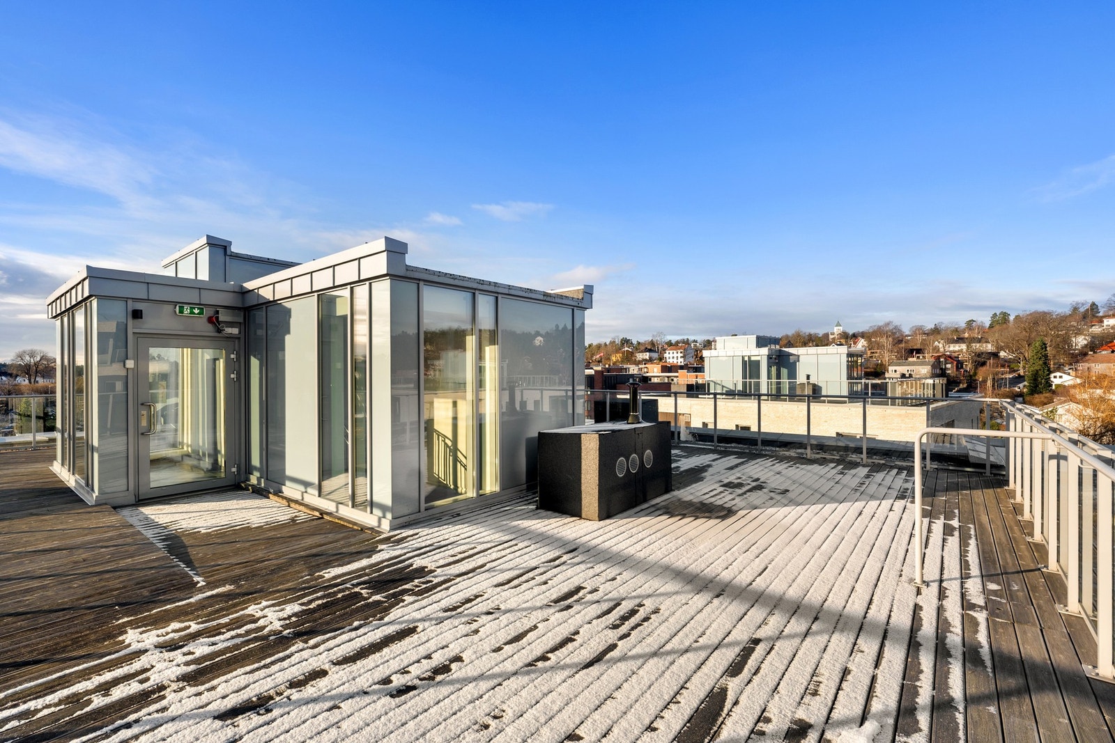 Du kan ta heisen rett opp til takterrassen. Galleribilde