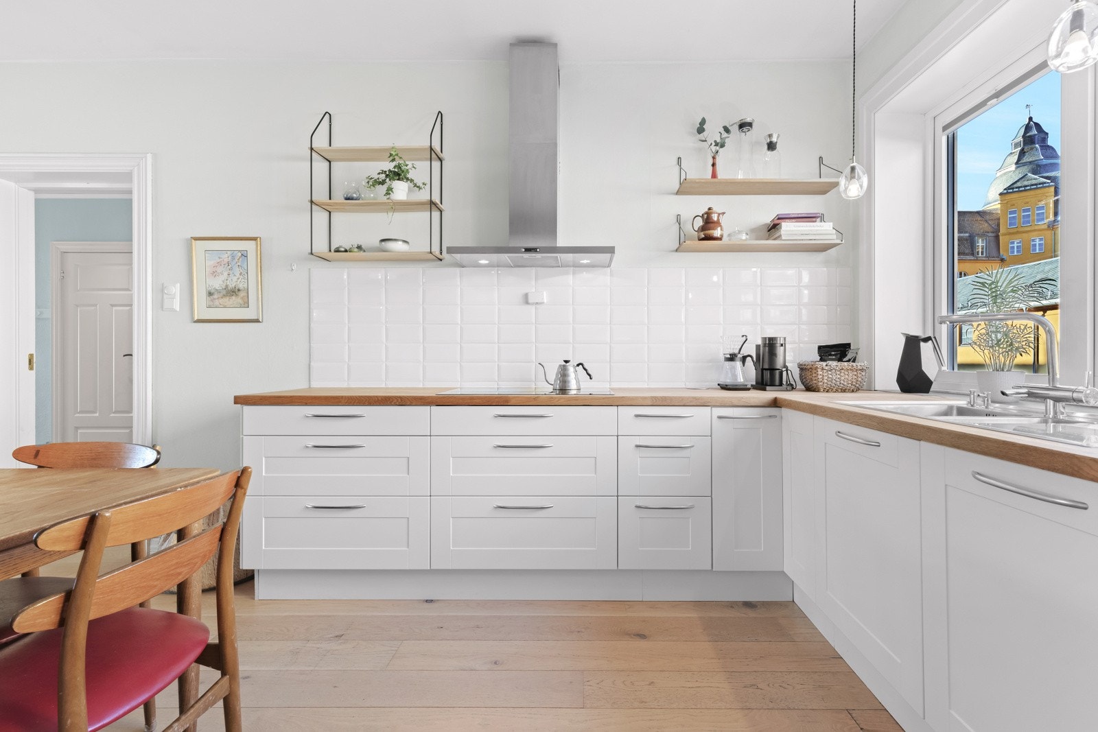 Den solide heltre benkeplaten har en nedfelt stålkum med ett-greps armatur, samt en kran med tilkoblet boblevann for ekstra komfort. Galleribilde