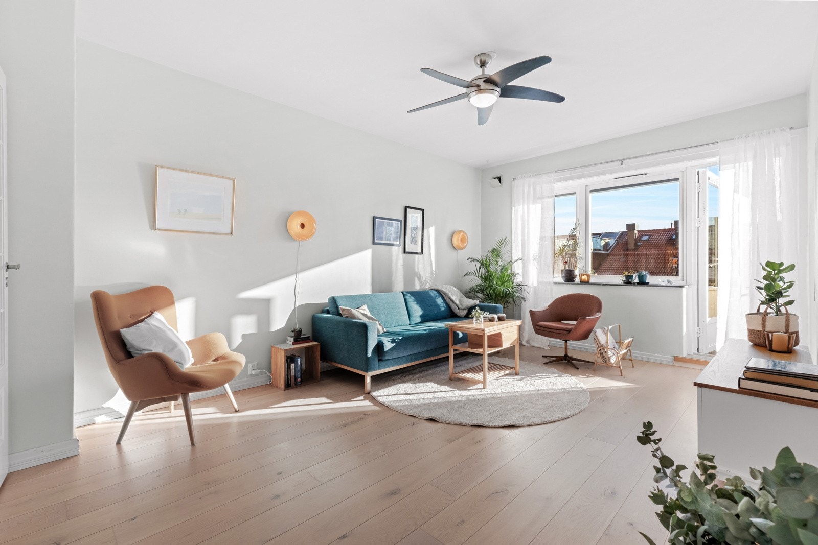 Fra stuen er det direkte utgang til en koselig balkong. Galleribilde