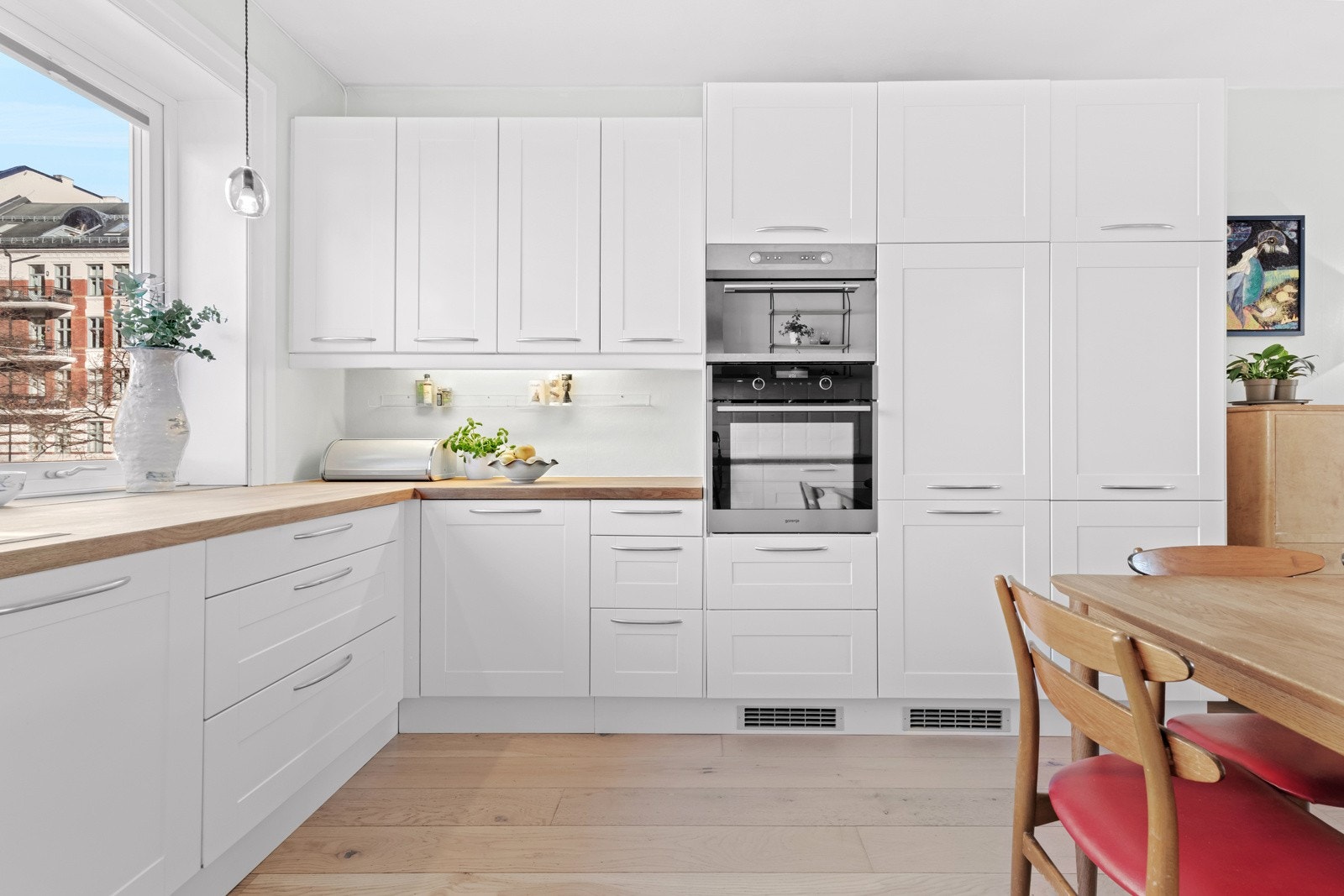 Kjøkkenet har god benkeplass og lagringsplass. Galleribilde