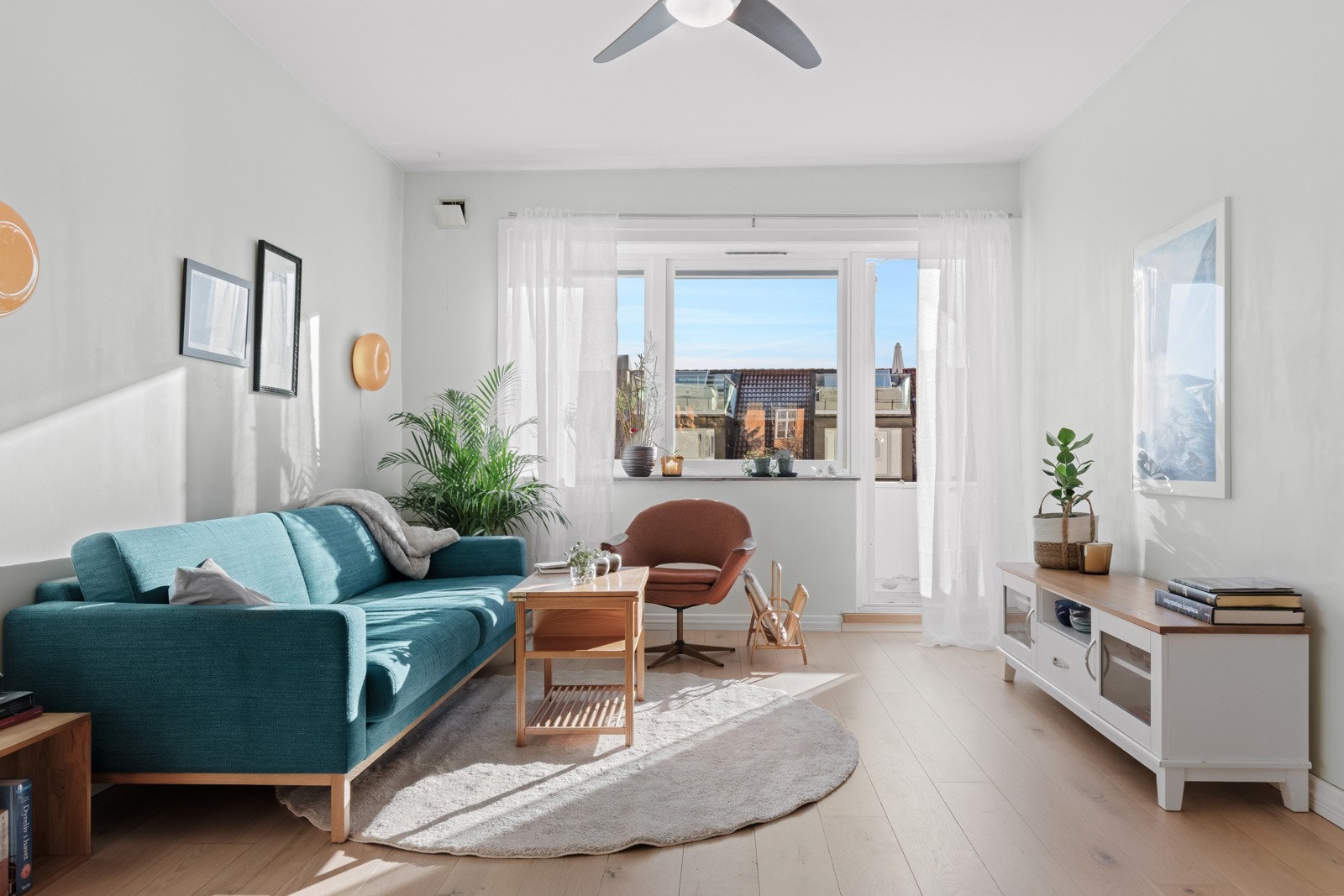 Stuen er stor, luftig og innbydende. Galleribilde