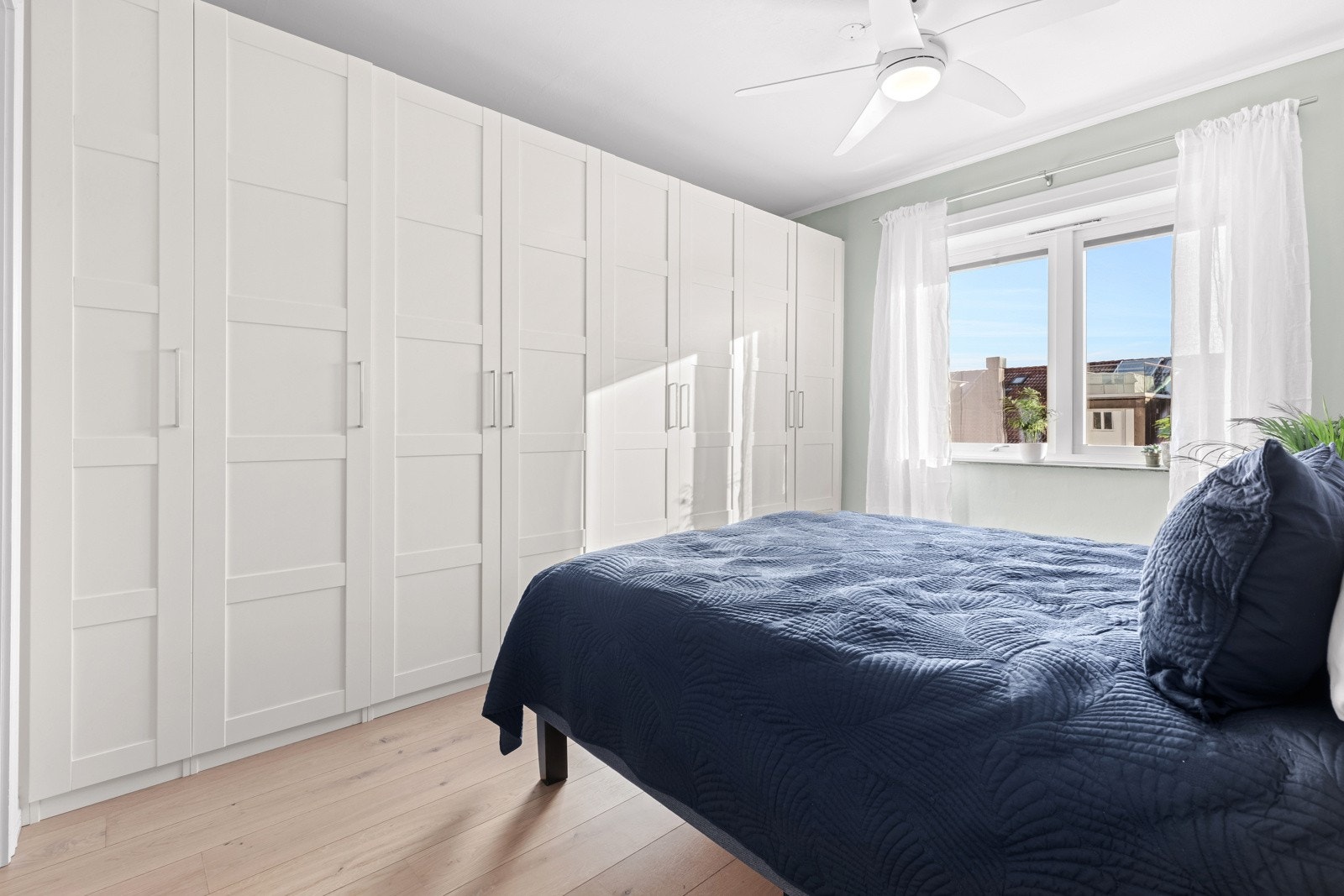 En heldekkende garderobevegg sørger for rikelig oppbevaringsplass. Galleribilde