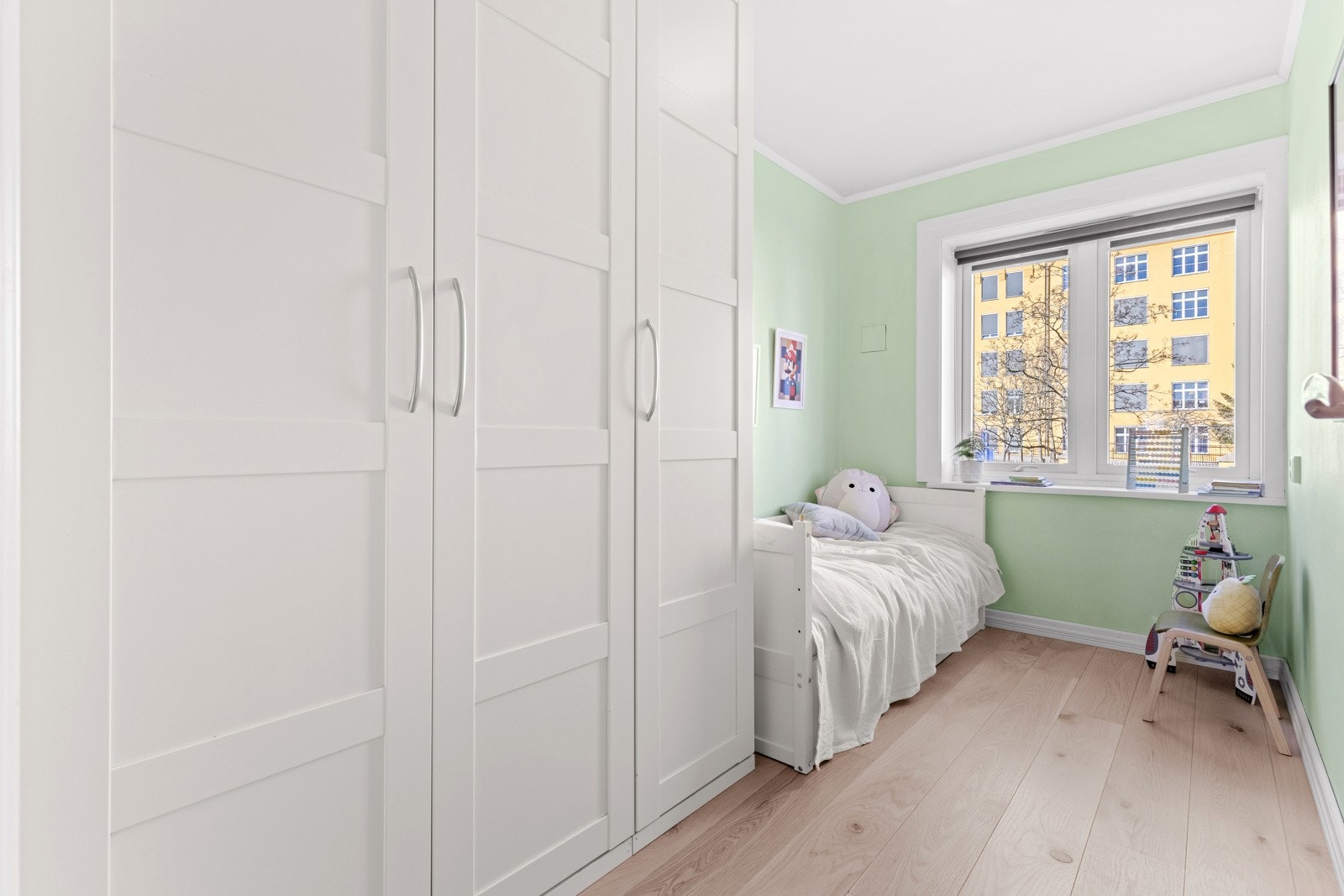 På dette soverommet er det også et praktisk garderobeskap og plass til seng. Galleribilde