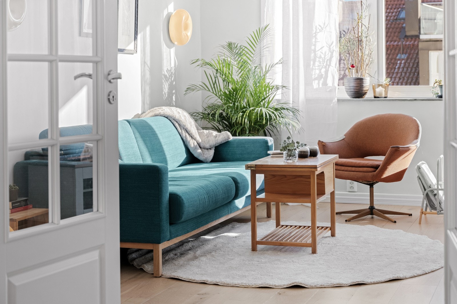 Stuen har godt med naturlig lys. Galleribilde