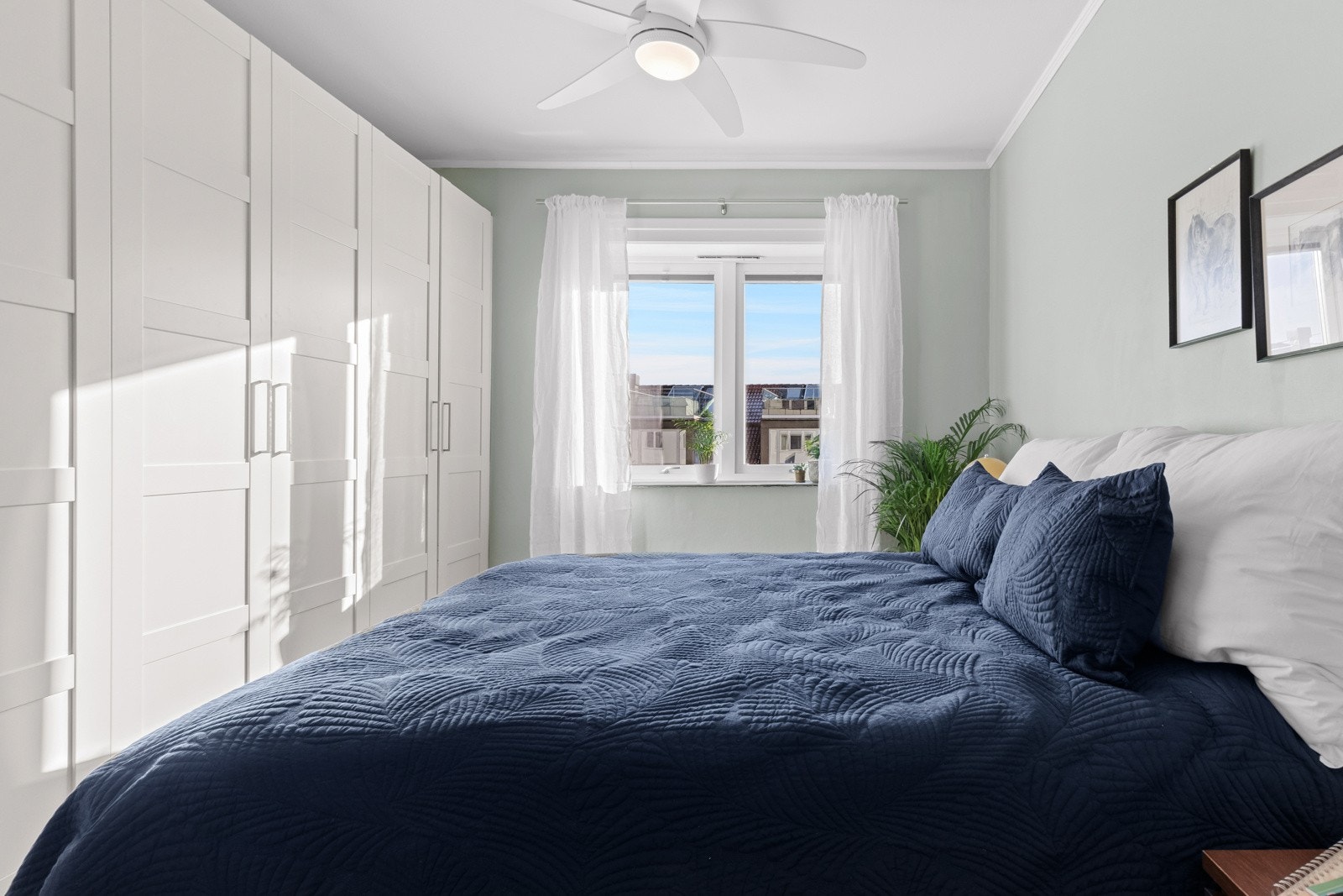 Det store vinduet slipper inn rikelig med naturlig lys. Galleribilde