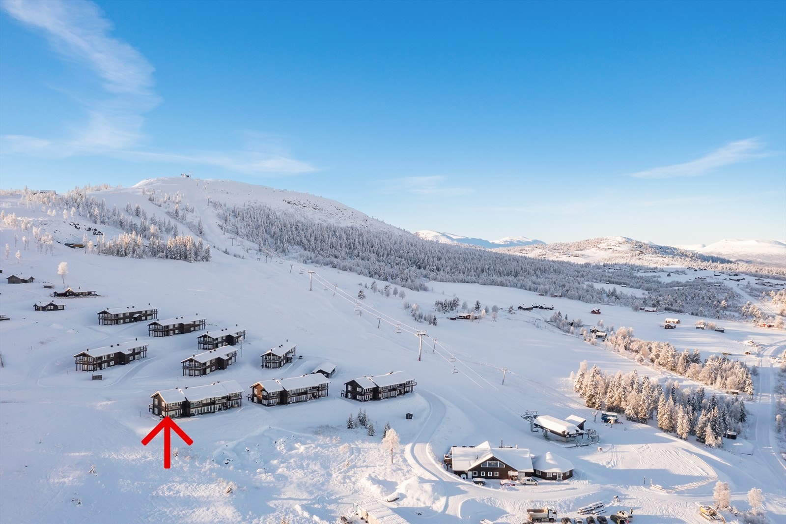 Fra leiligheten er det ski innski ut både på alpint og langrenn! Merket med pil. Galleribilde