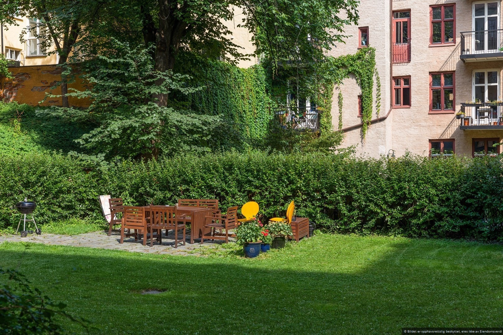 Sameiets bakgård, pent opparbeidet Galleribilde