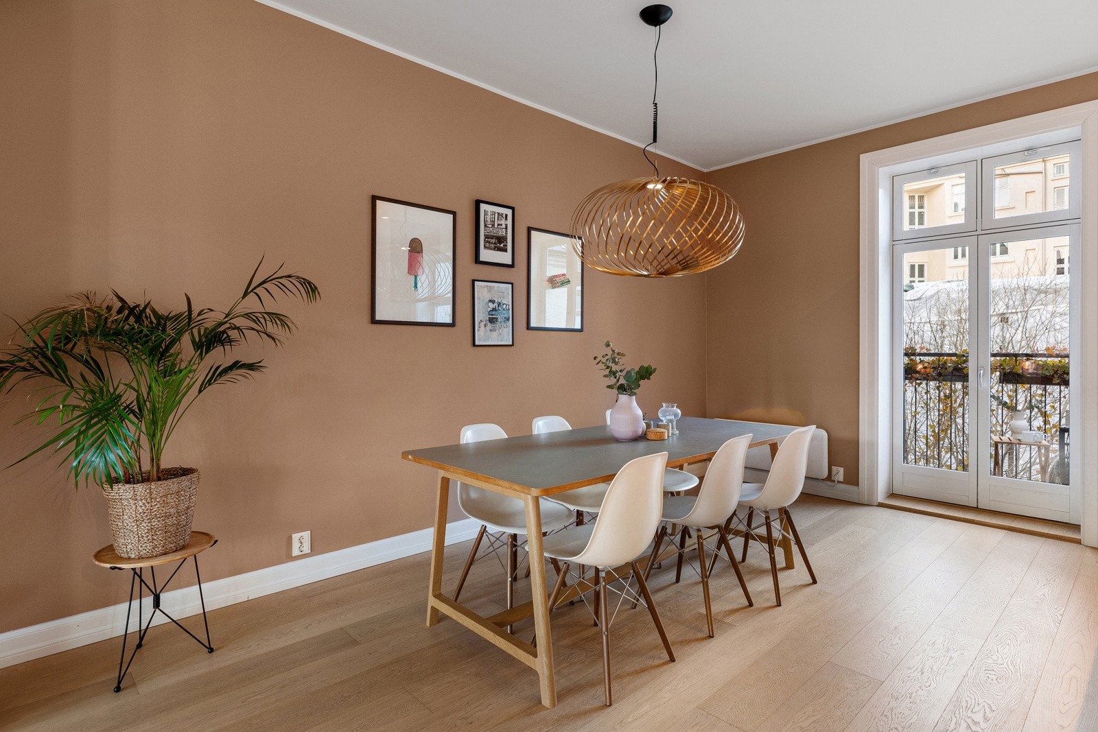 God plass for langbord Galleribilde