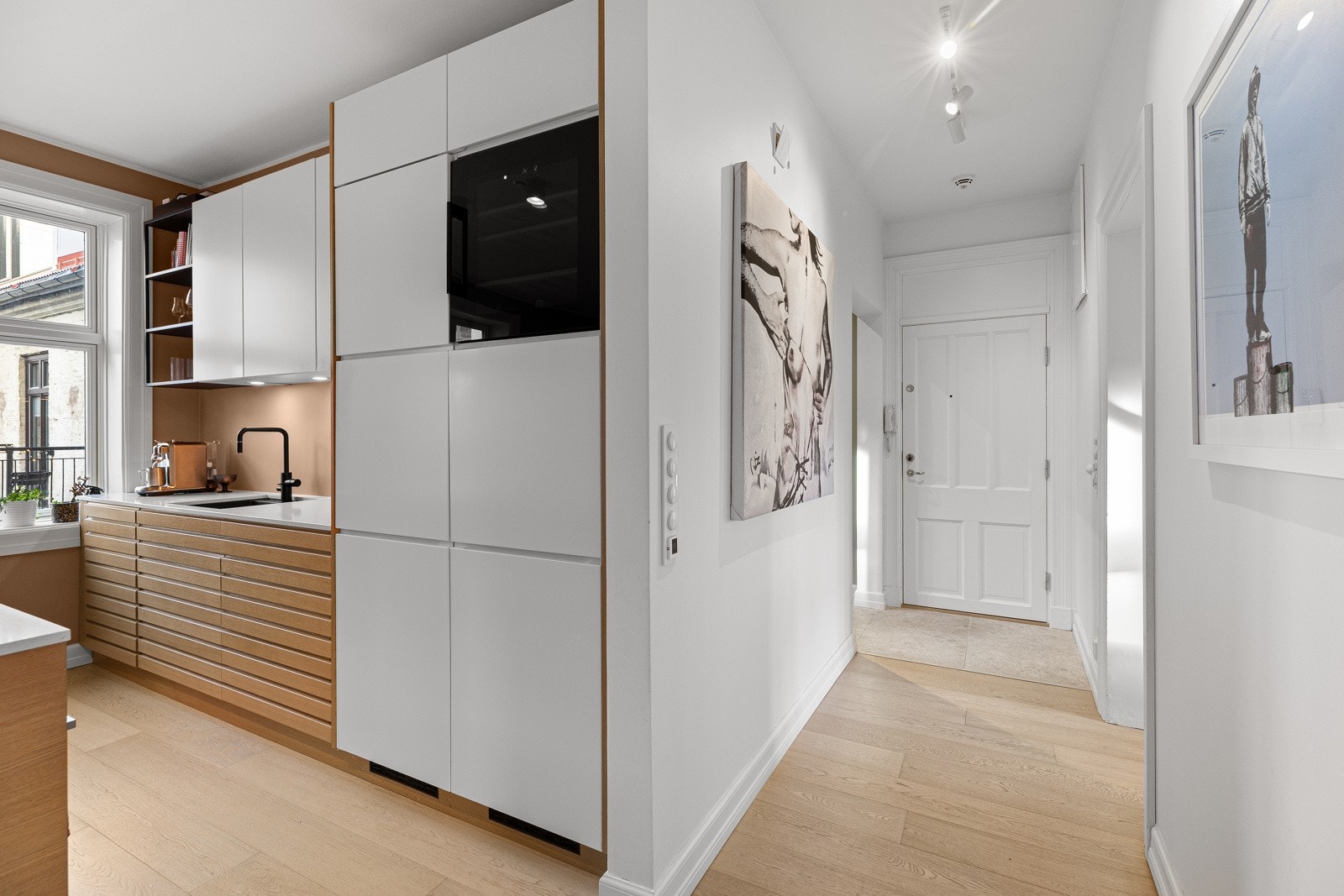 Mellomgang mellom kjøkken/spisestue, stue, kontor og bad Galleribilde