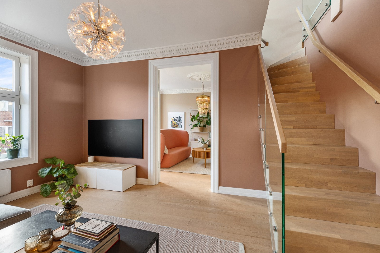 Møbelsnekret trapp i eik mellom etasjene Galleribilde