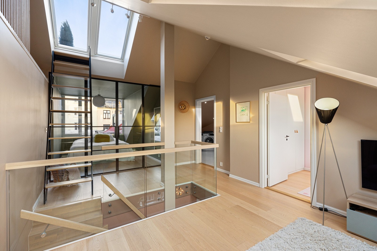 Nybygget loftsetasje med 3 soverom, sovehems, bad og adkomst til terrassen Galleribilde